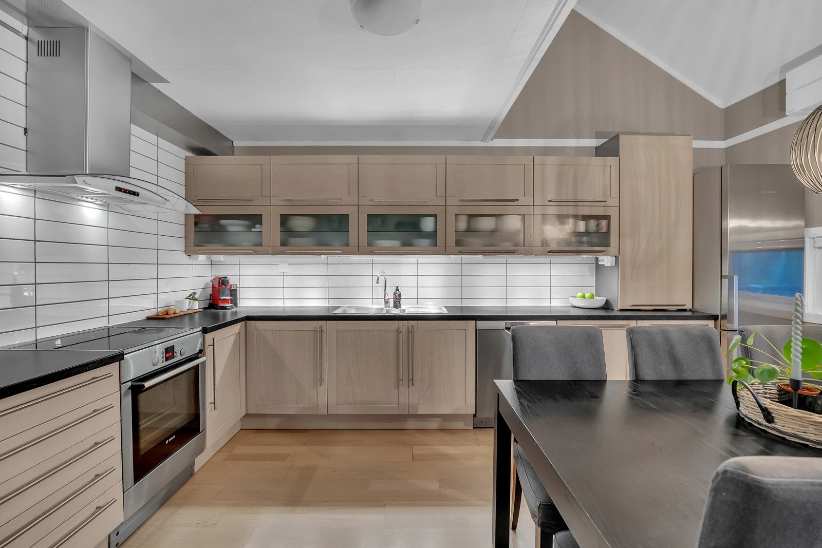 Kjøkkeninnredningen består av laminerte skrog, profilerte fronter og laminert benkeplate. Det er flislagt over benkeplate, belysning over deler av benkeplate og kjøkkenvifte med avtrekk ut. Videre er det plass til frittstående komfyr, steketopp og mer! Galleribilde