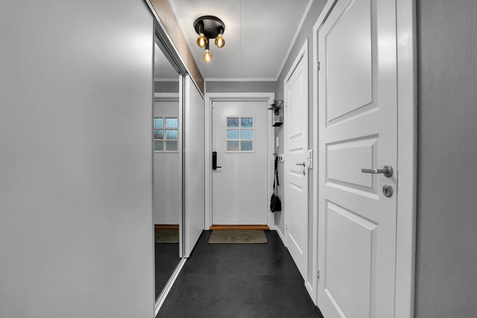 Entré har skyvedørsgarderobe og fliser med gulvvamre! Galleribilde
