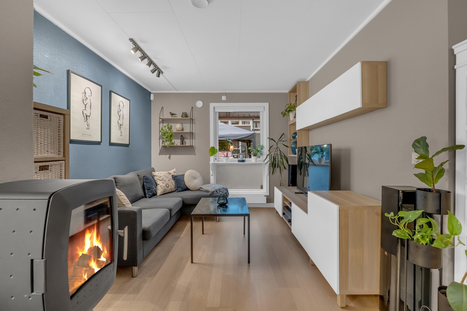 Tv delen av stuen er lun og koselig med plass til sofa og annet om ønskelig! Galleribilde