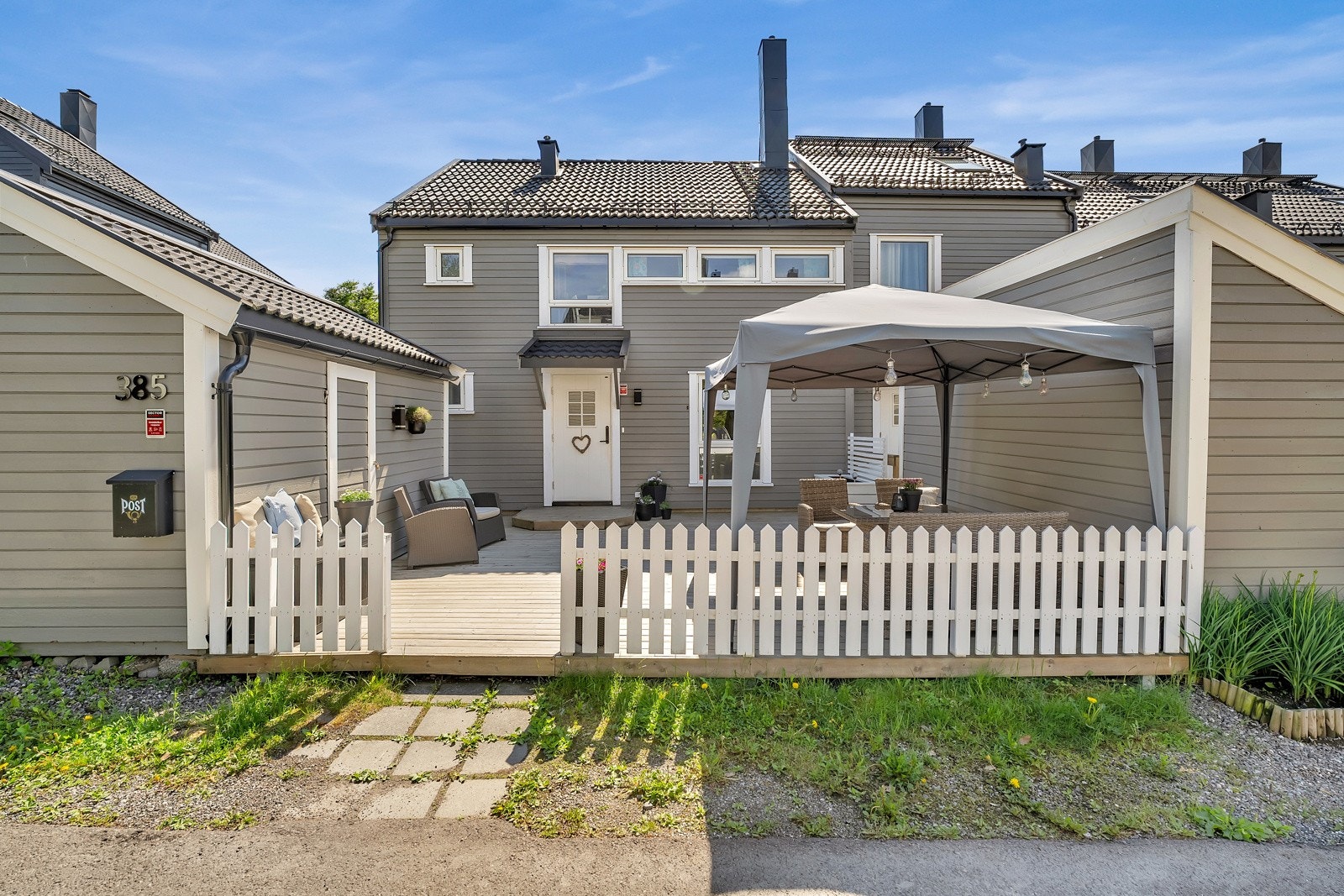 Boligen har to terrasseplattinger, en på fremsiden av boligen, og en på baksiden av boligen. Galleribilde