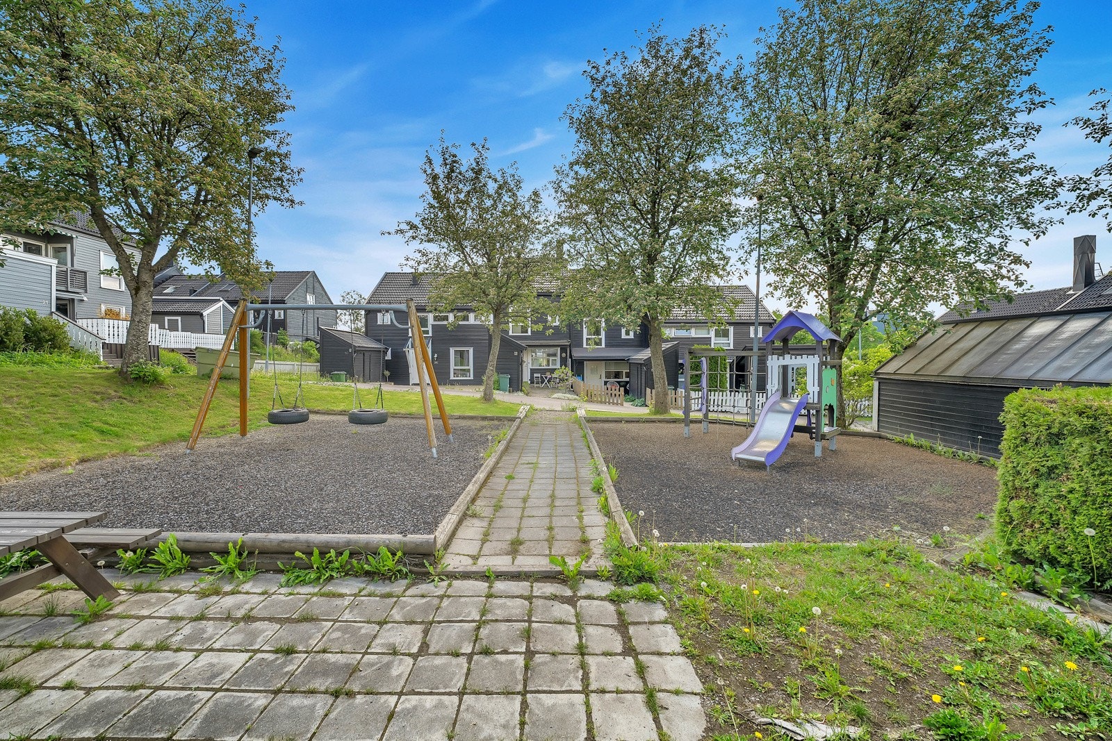Rett utenfor boligen finner du en liten lekeplass for de små. Galleribilde