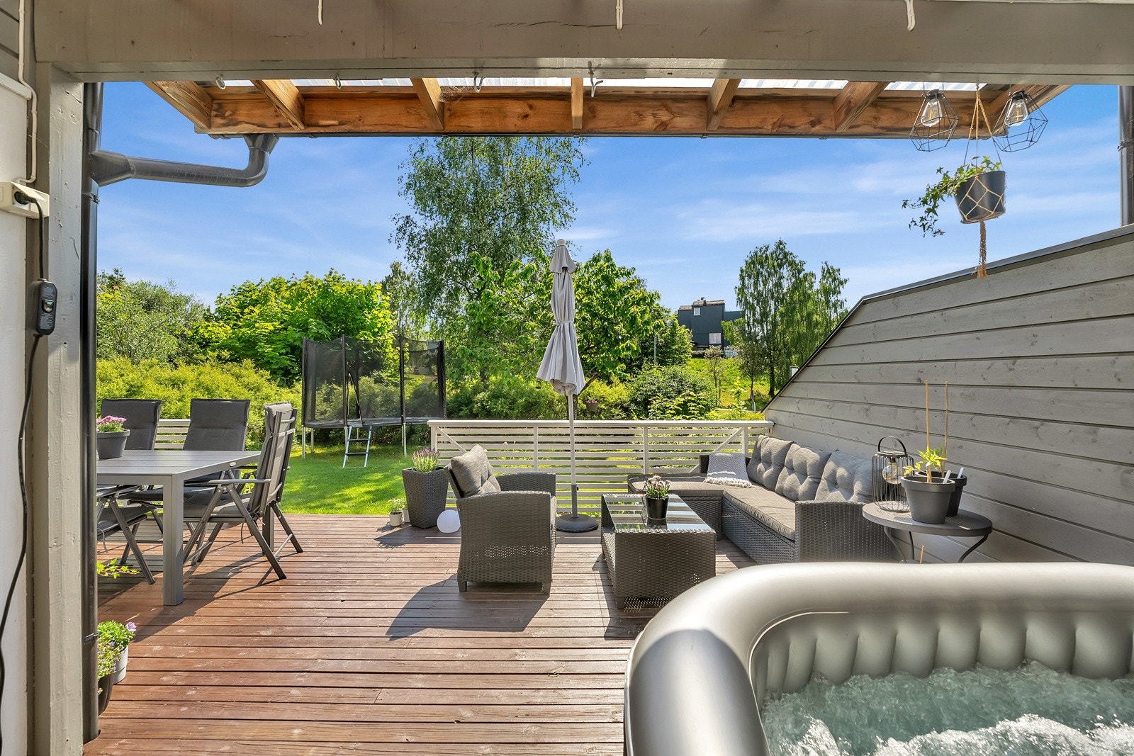 Fra stuen er det utgang til en sørvendt terrasseplatting på ca. 28 kvm. Galleribilde