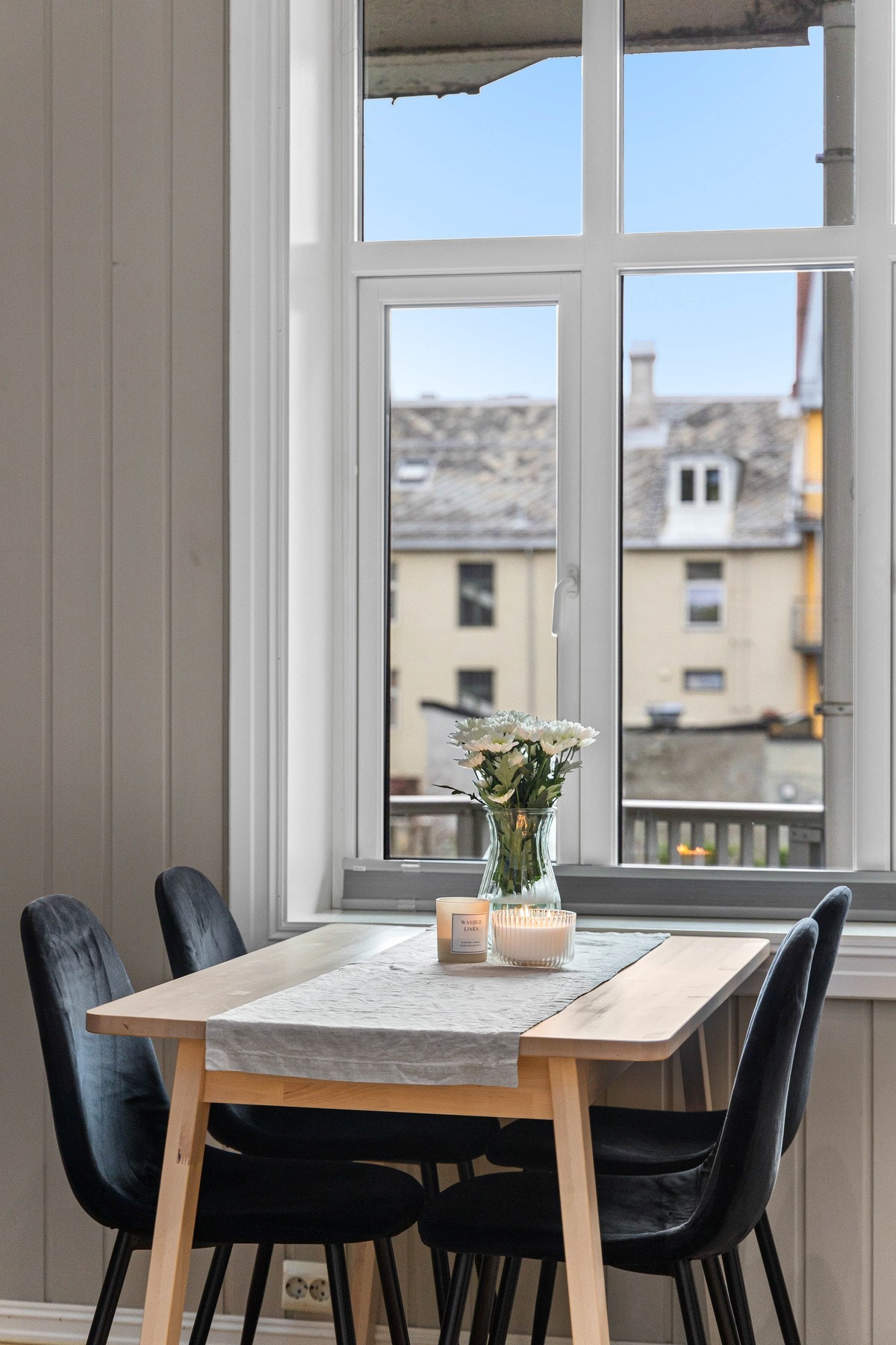 Det er plass til spisegruppe ved vinduet. Galleribilde