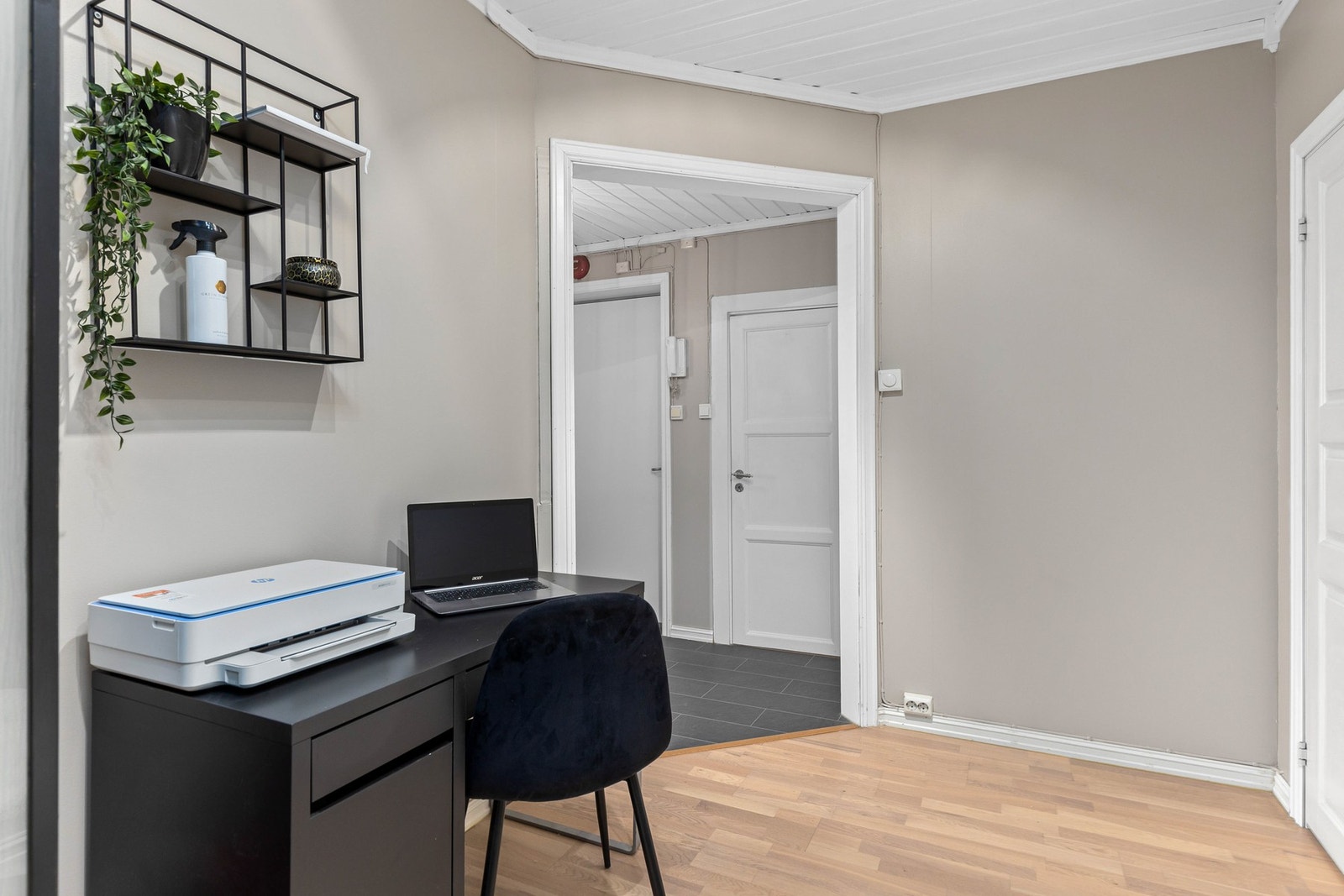 I gangen mellom soverom og entré er det plass til klesoppbevaring og skrivepult. Galleribilde