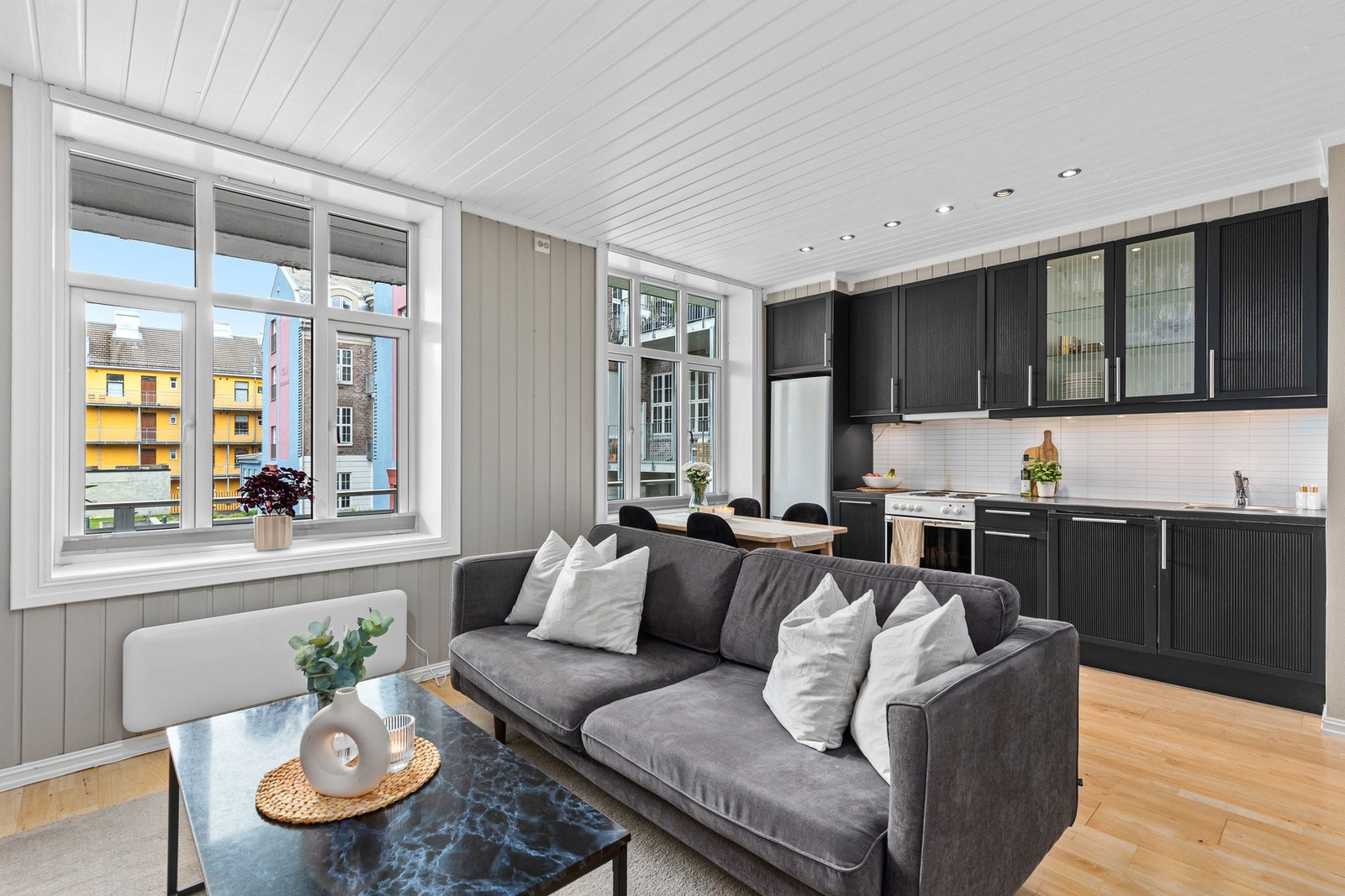 Store vinduer med dype vinduskarmer bidrar til en lys og hyggelig atmosfære. Galleribilde