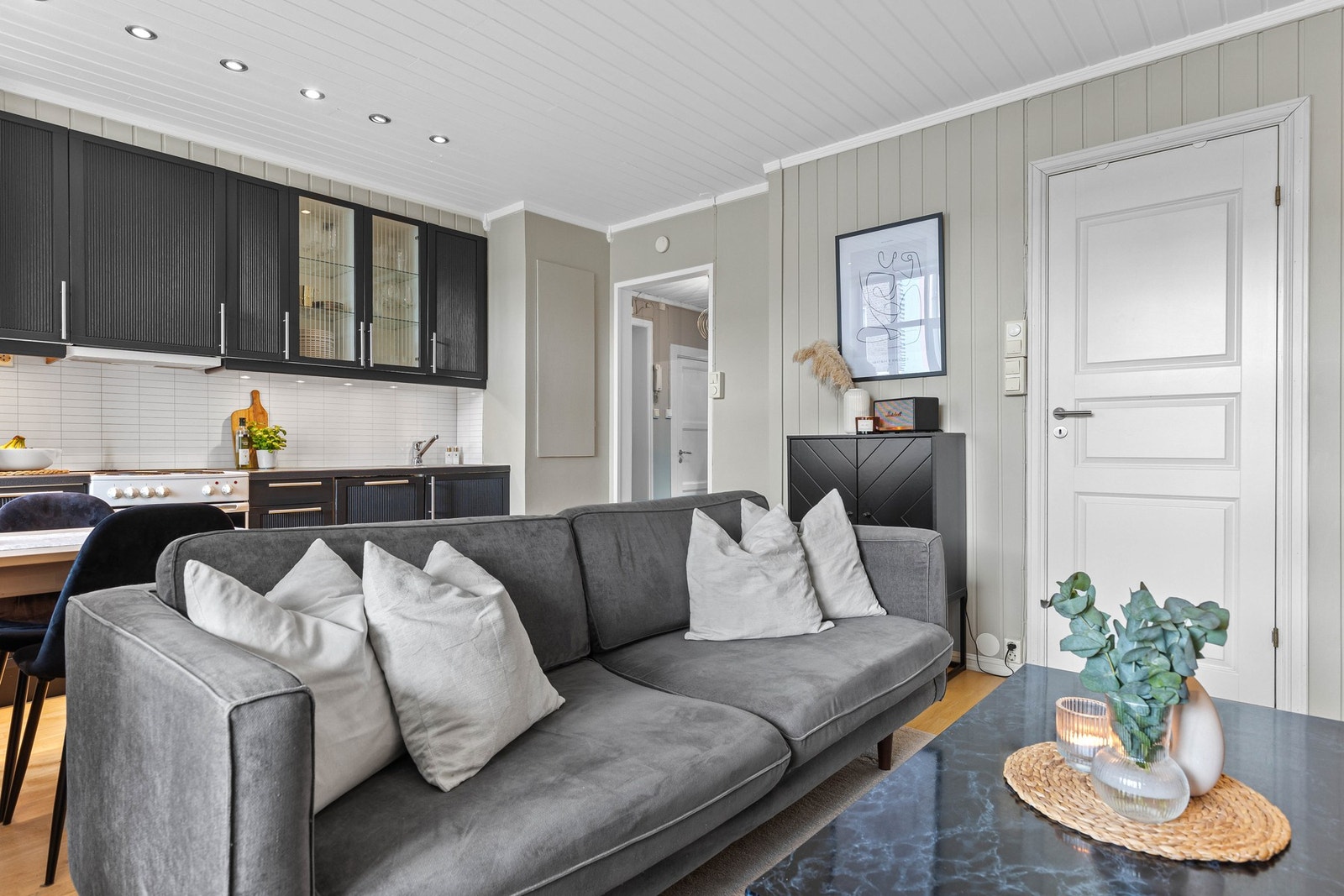 Downlights i taket og over kjøkkenbenken. Galleribilde