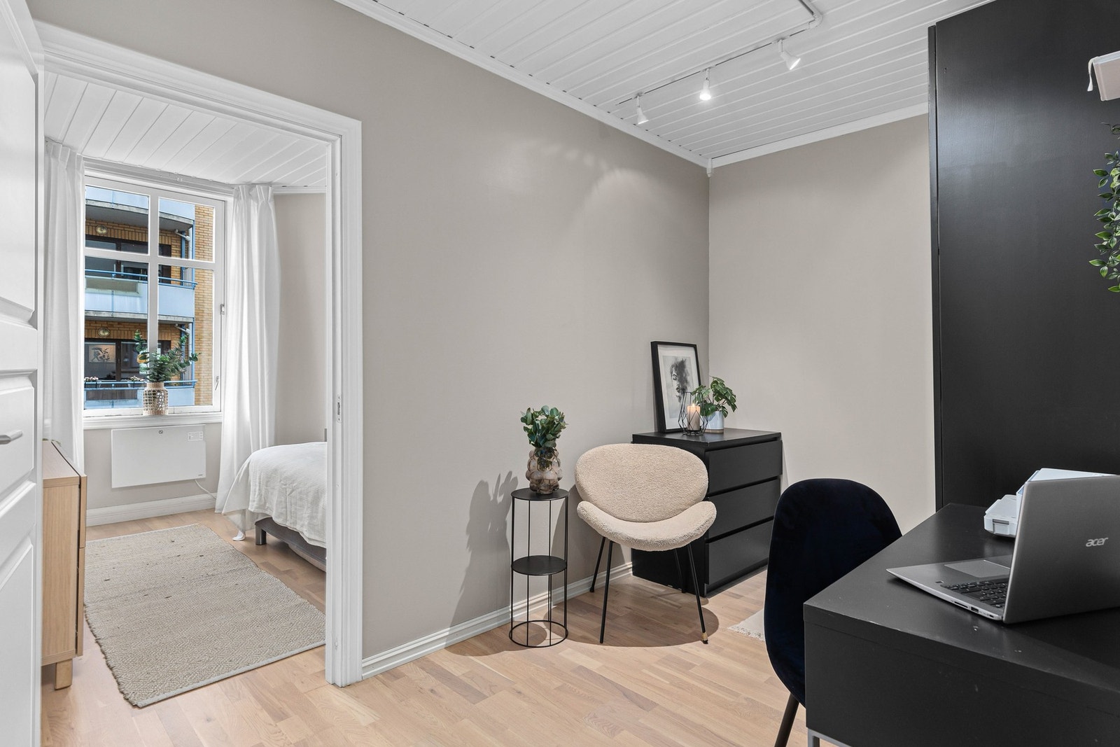 I gangen mellom soverom og entré er det plass til klesoppbevaring og skrivepult. Galleribilde