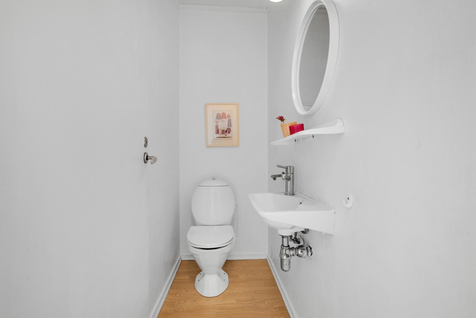 Toalettrom vegg i vegg med badet. Galleribilde