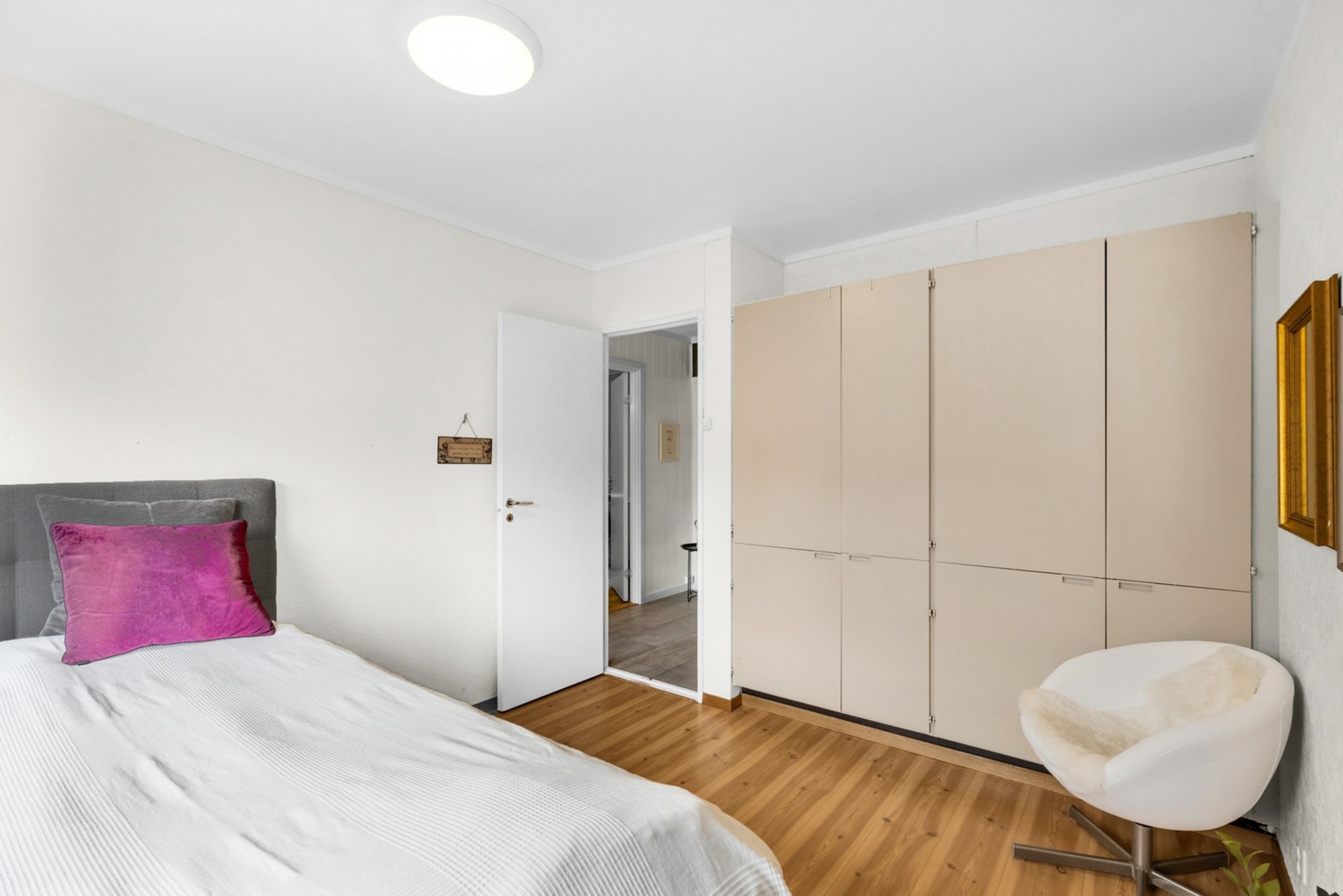 Hovedsoverommet er på 10,9 m² hvor den praktiske garderobeløsningen medfølger handelen. Galleribilde