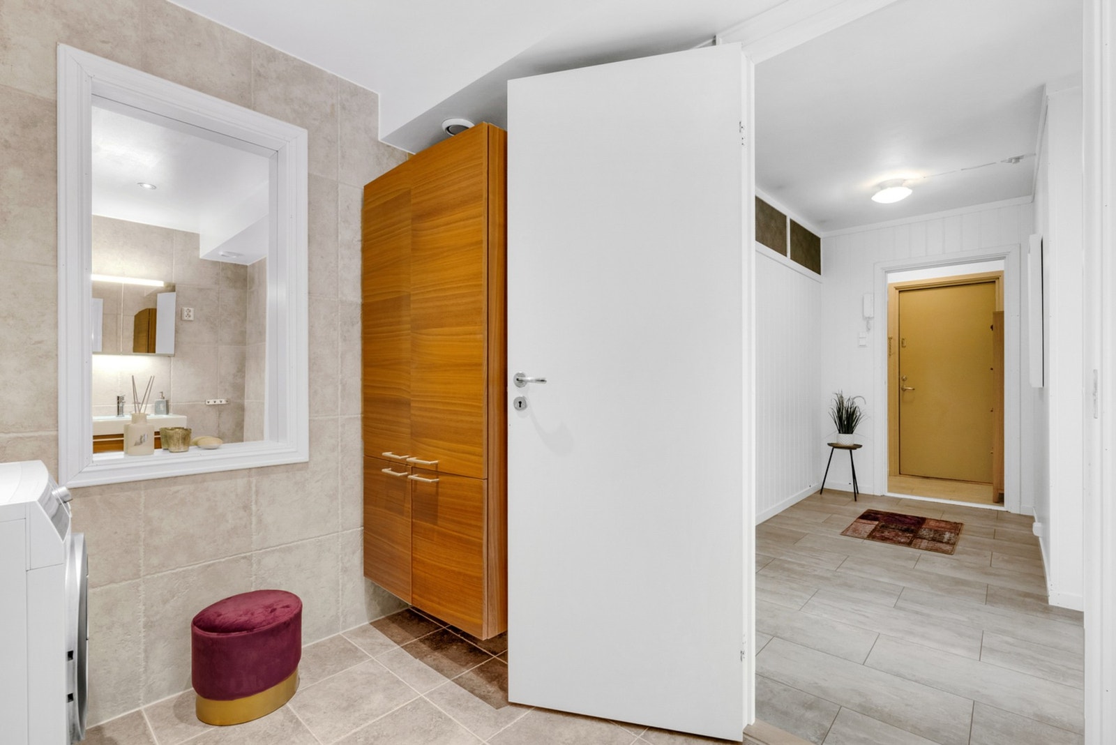 Badet er utstyrt med et praktisk skap som medfølger handelen. Galleribilde