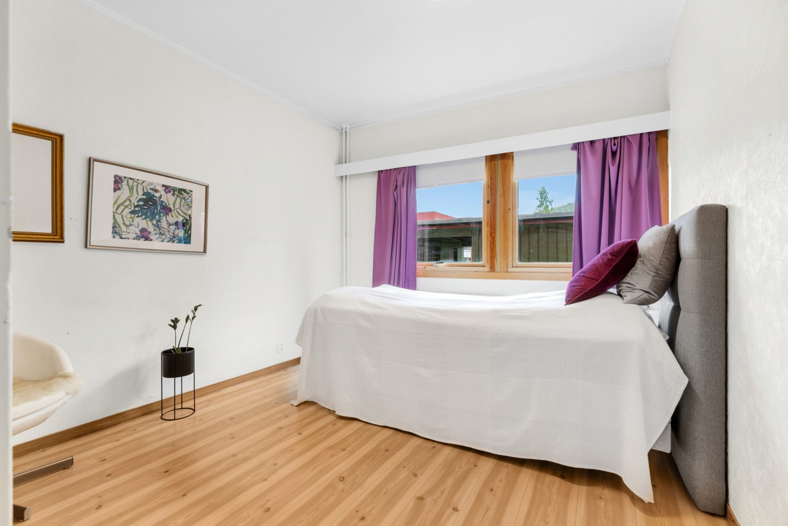 Det er god plass til dobbeltseng på soverommet. Galleribilde
