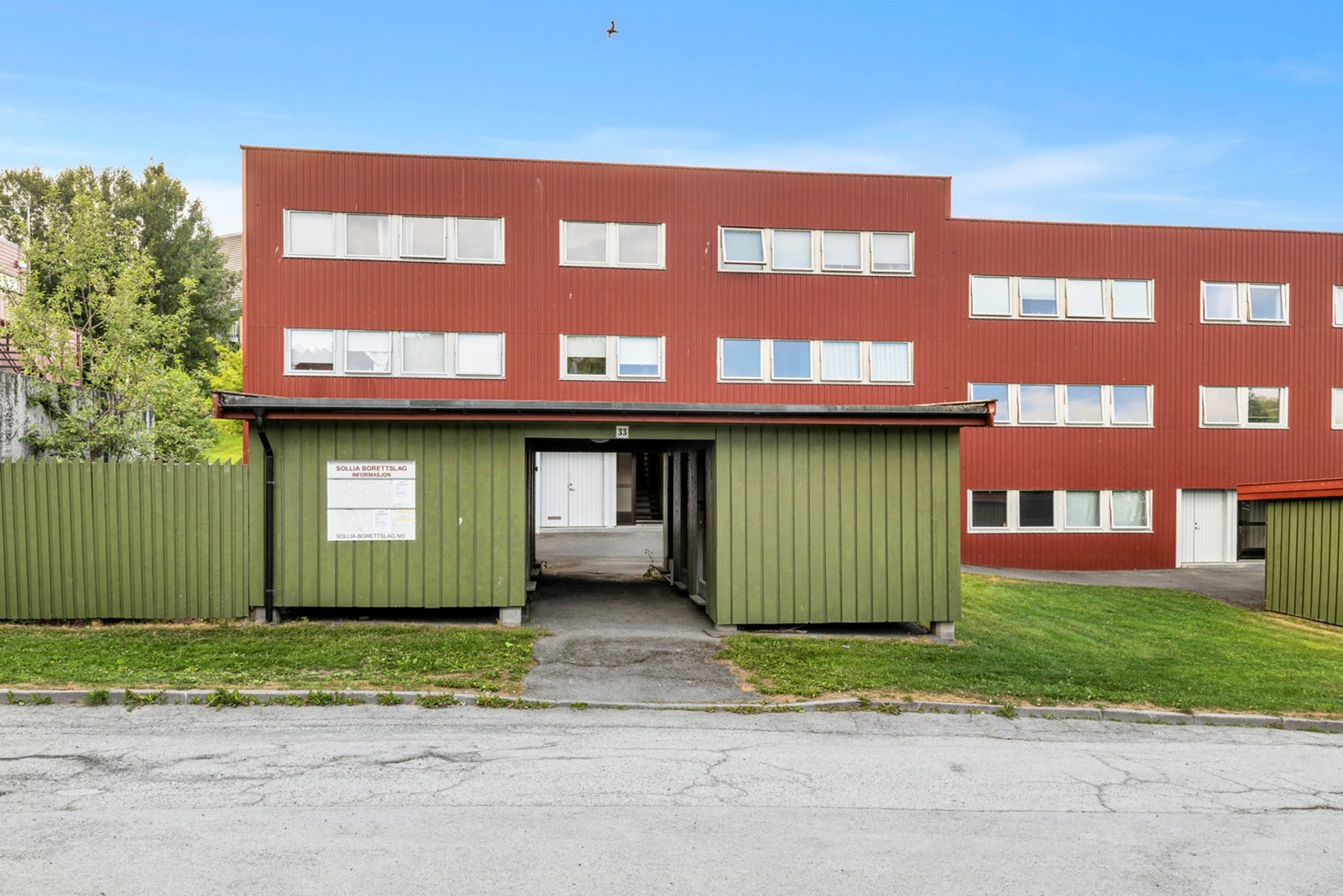 Fra leiligheten er det kort veg til parkering og kollektivtransport. Galleribilde