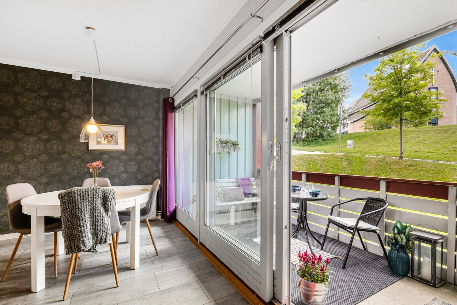 Fra stuen er det utgang til boligens koselige balkong. Galleribilde