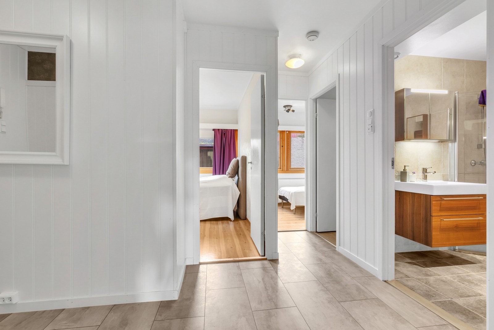 Stor gang med plass til oppbevaring. Galleribilde