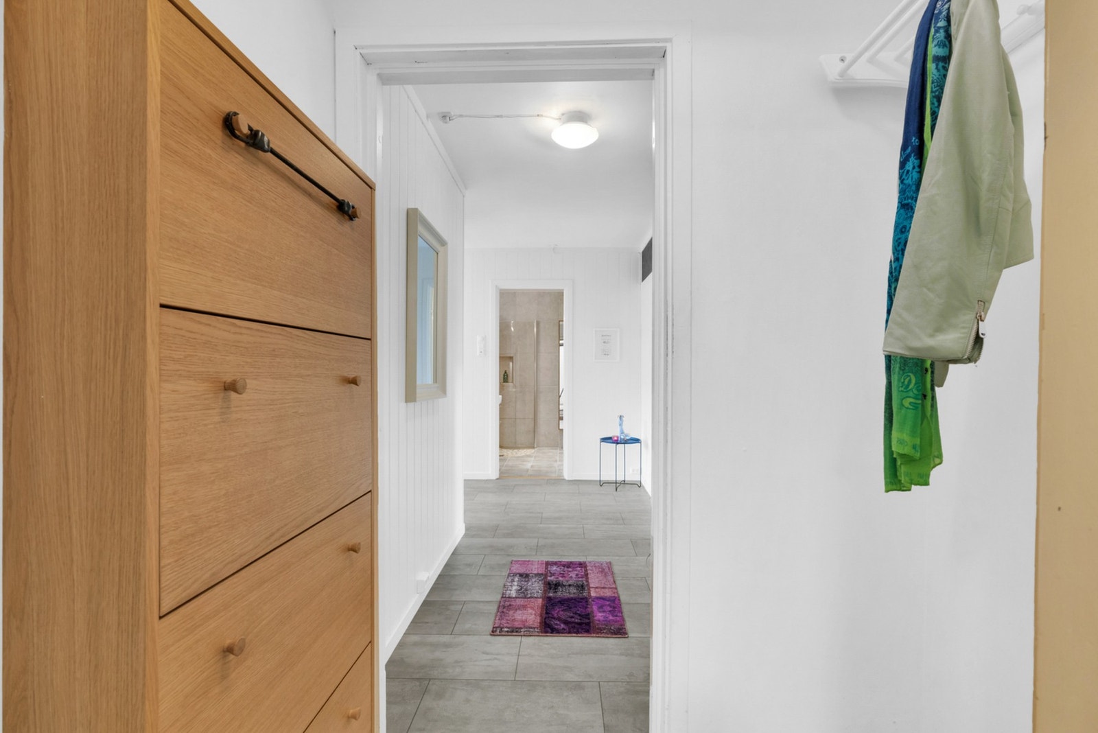 Romslig entré med plass til sko- og klesoppheng. Galleribilde