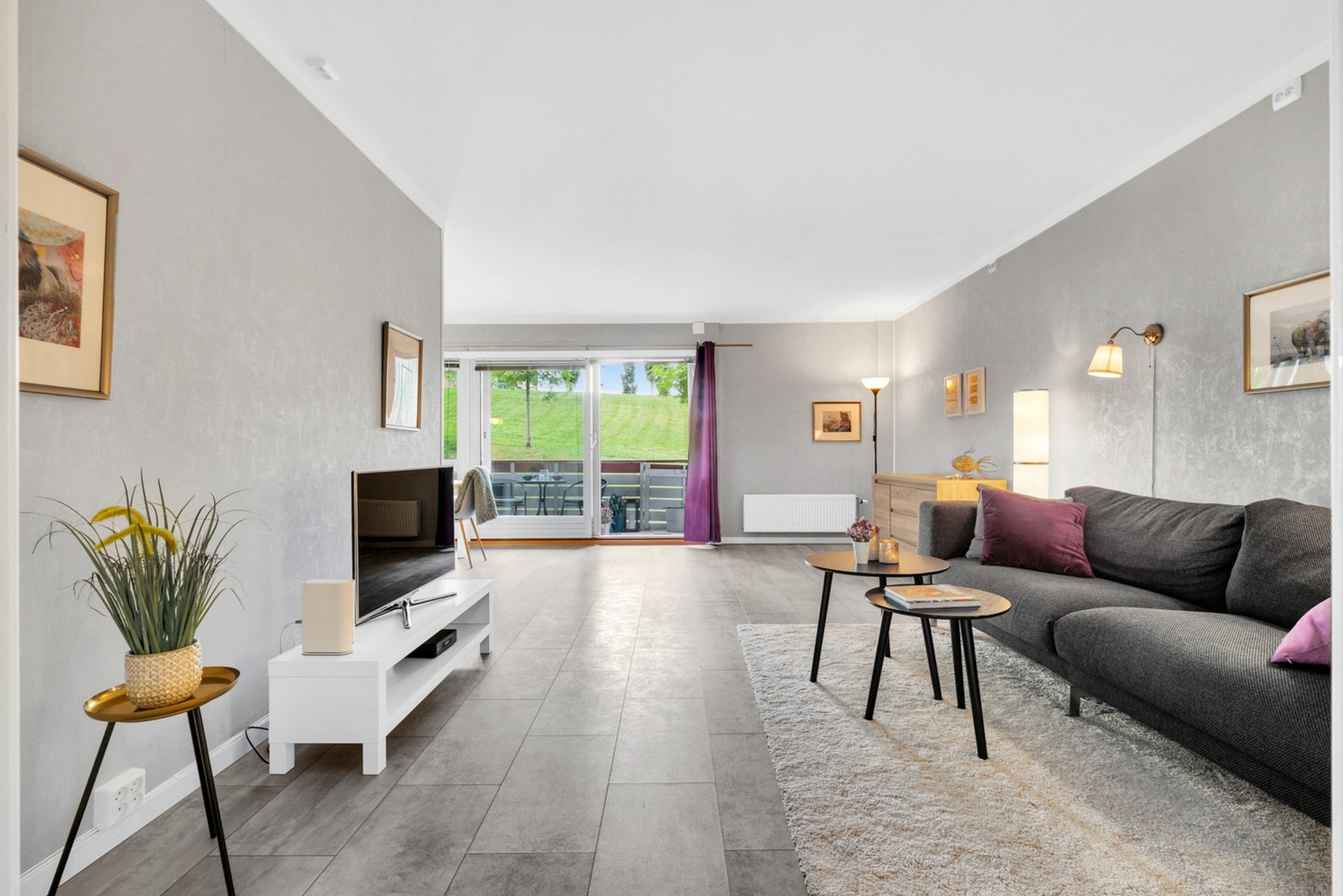 Stuen er på 30,8 m² og har god plass til ønsket møblement. Galleribilde