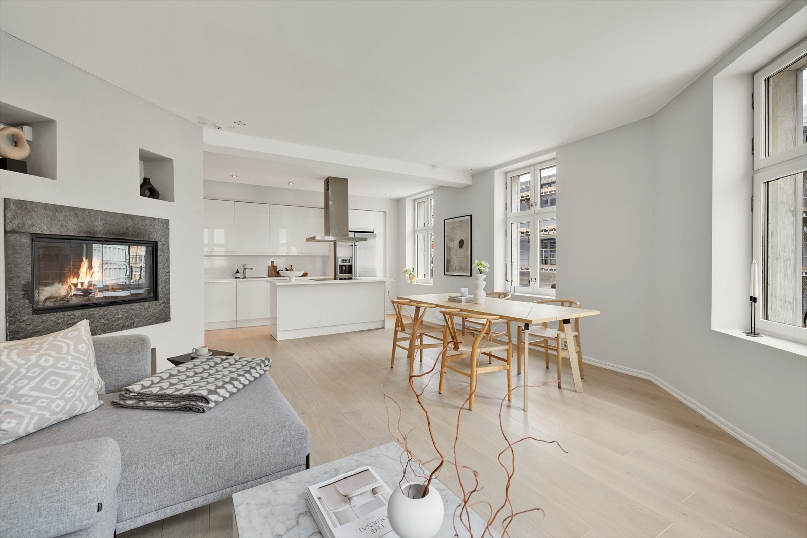 Leiligheten ligger i en klassisk bygård og byr på store vindusflater, god takhøyde og praktisk planløsning! Galleribilde