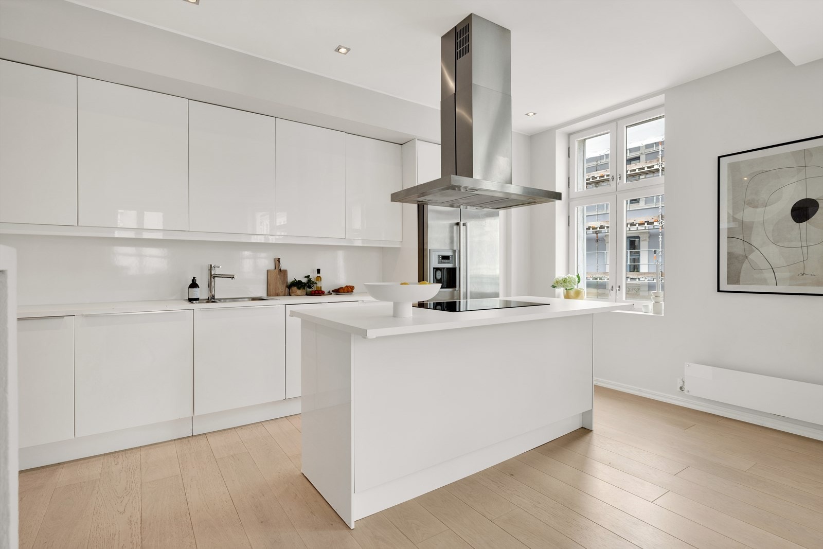 Kjøkkeninnredning med glatte fronter og foliert benkeplate. Galleribilde