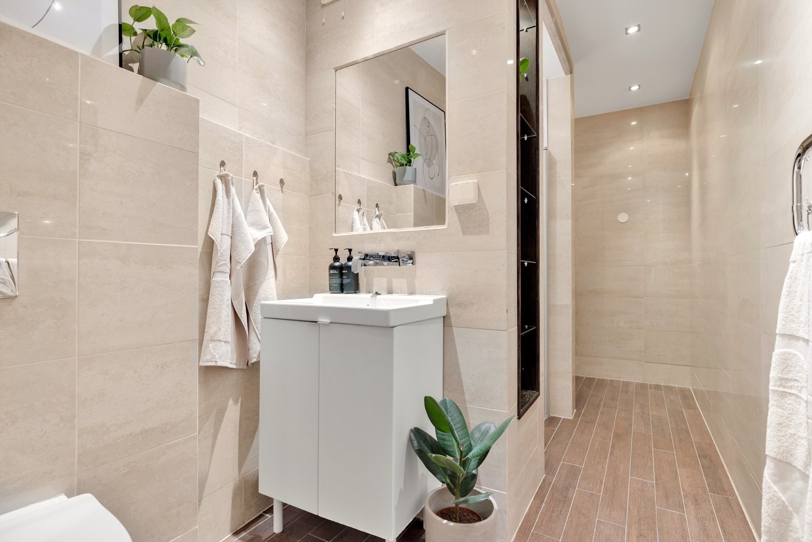 Flislagt bad fra 2006 med downlights og eklektiske varmekabler Galleribilde