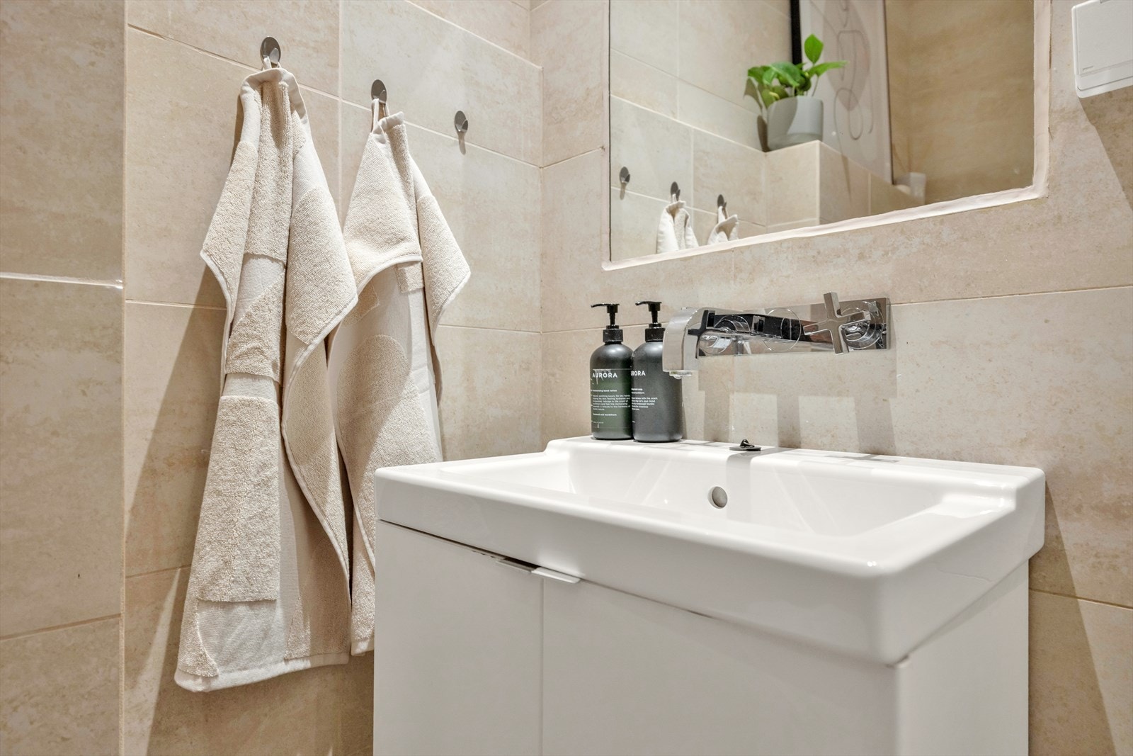 Ventilasjon gjennom elektrisk avtrekksventil og tilluft fra spalte rundt dør. Galleribilde