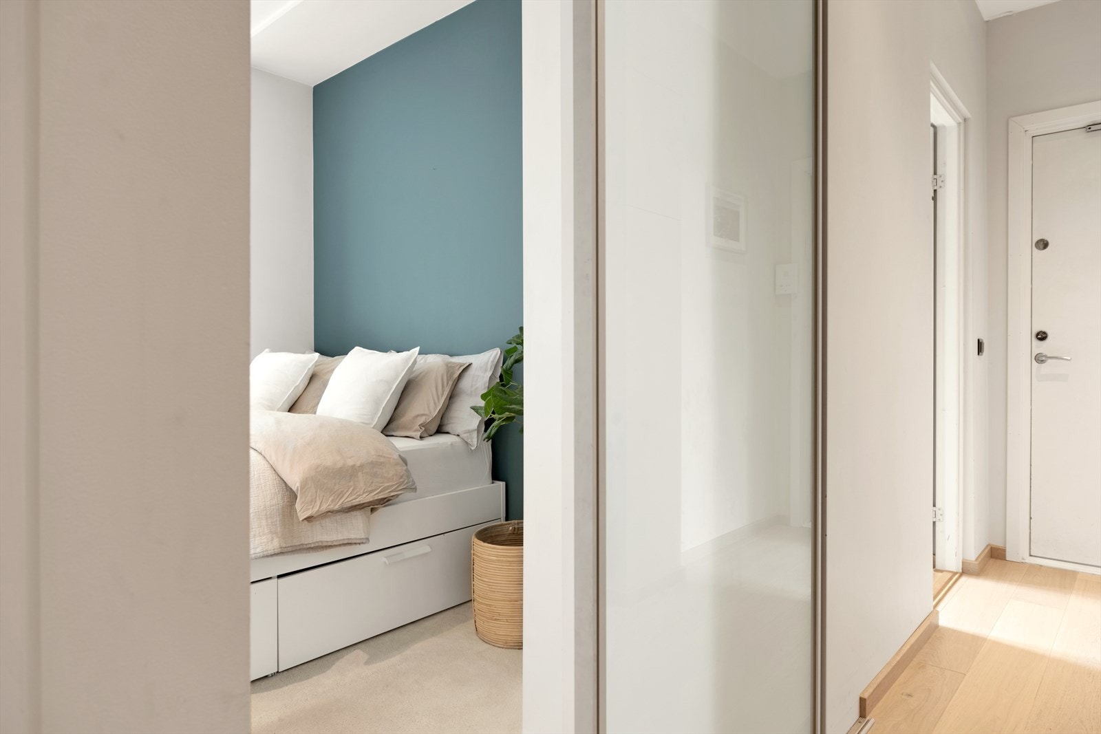 Begge soverommene vender inn mot rolig bakgård Galleribilde