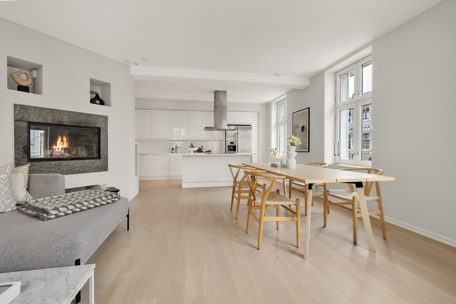 De store vindusflatene, kombinert med funksjonell planløsning gir luftig inntrykk og god romfølelse Galleribilde