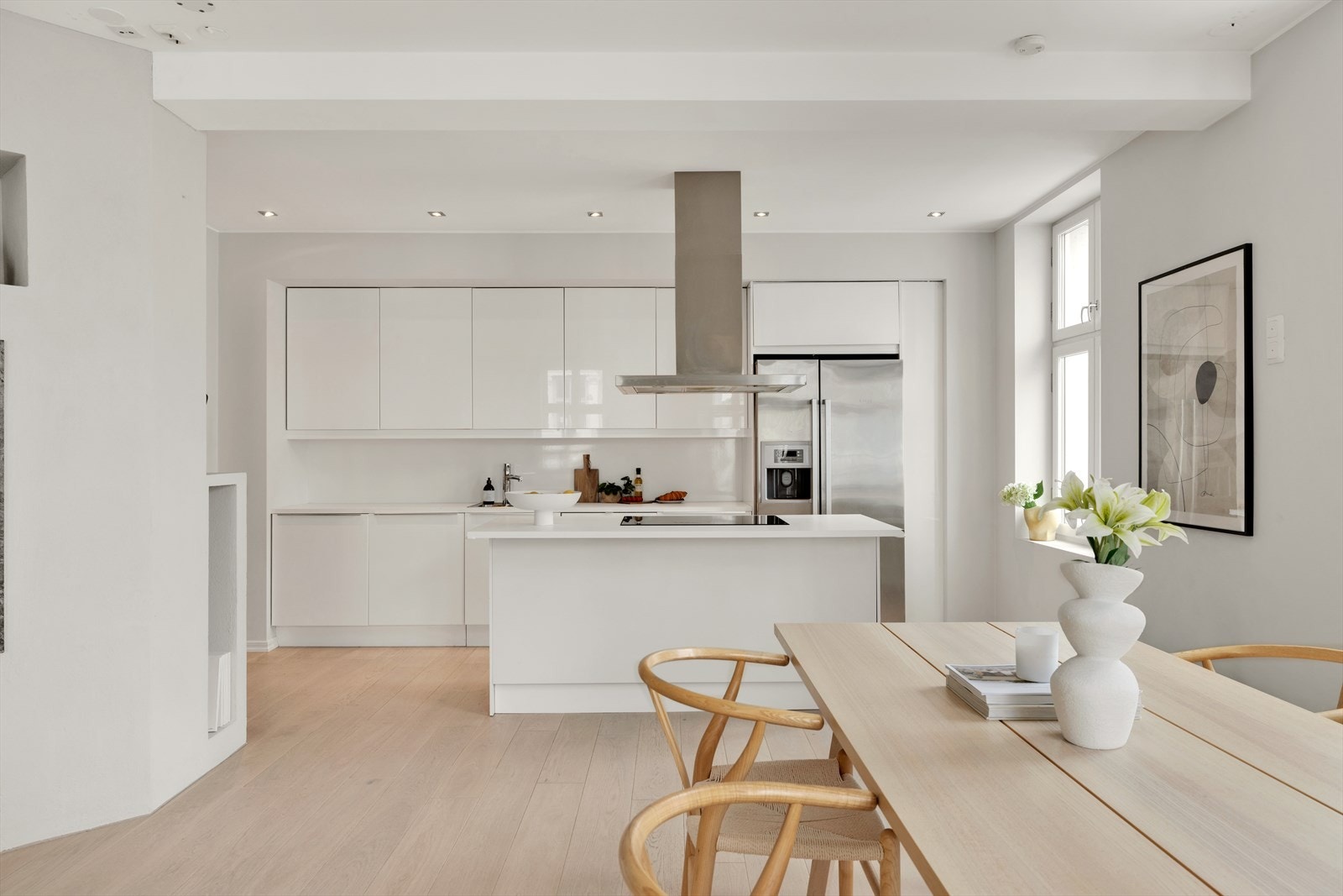 Åpen og sosial kjøkkenløsning fra 2006 med herlig kjøkkenøy Galleribilde