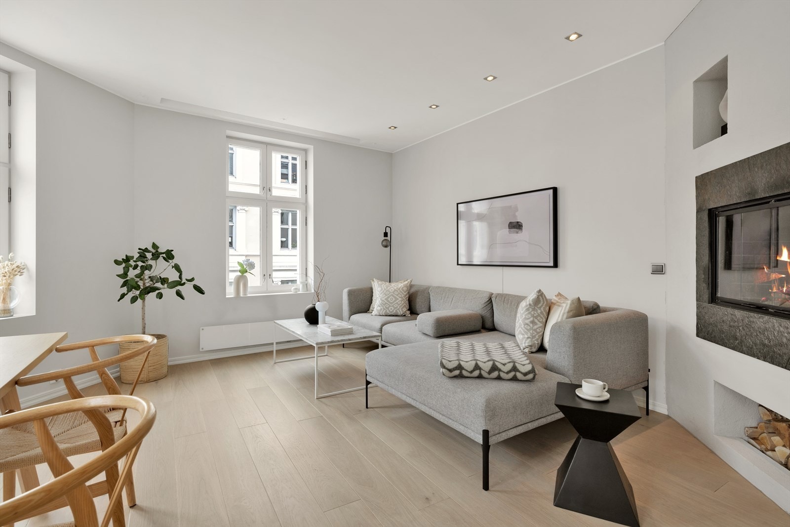 Rommet er lett å møblere og har god plass til spisegruppe, sofa og TV med tilhørende møblement Galleribilde