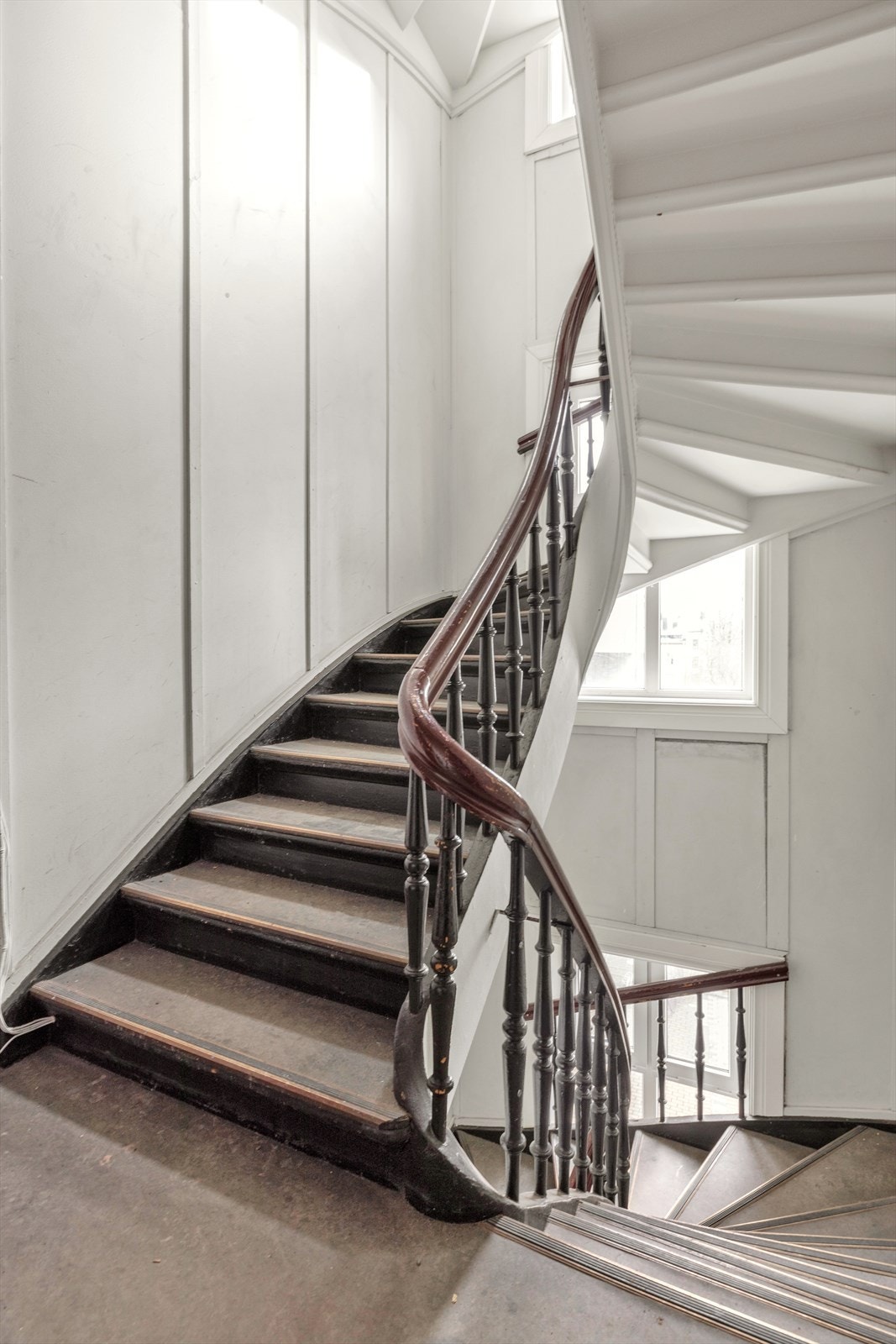 Leiligheten ligger i en klassisk bygård og byr på store vindusflater, god takhøyde og praktisk planløsning! Galleribilde