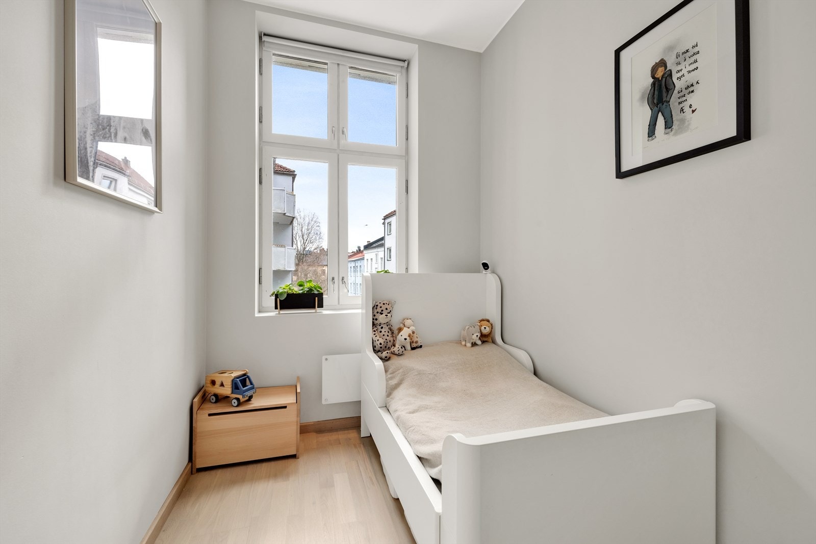 Soverommets store vindu sørger for godt med lysinnslipp og gjør det enkelt å lufte ut Galleribilde