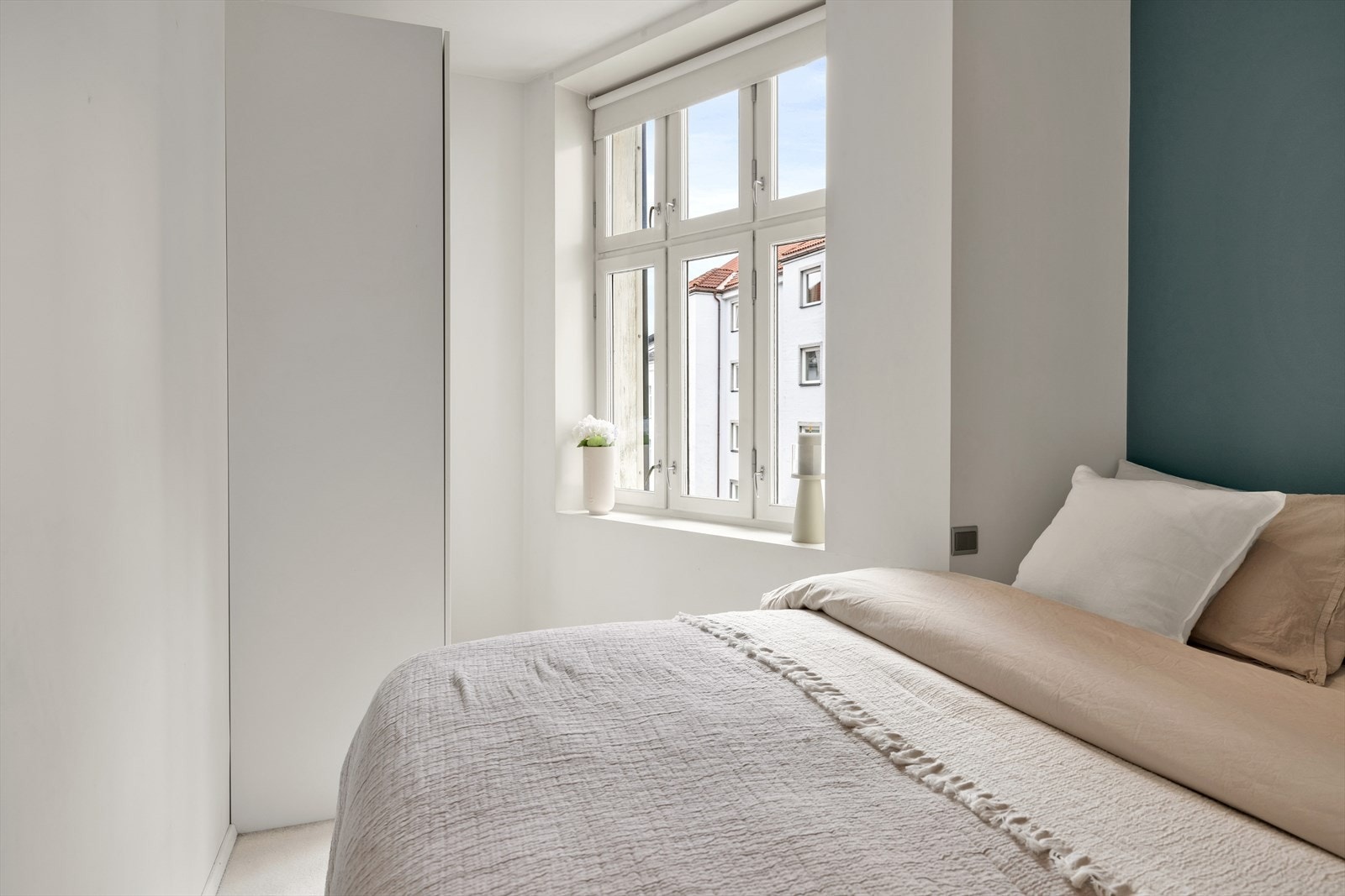 Soverommets store vindu sørger for godt med lysinnslipp og gjør det enkelt å lufte ut Galleribilde