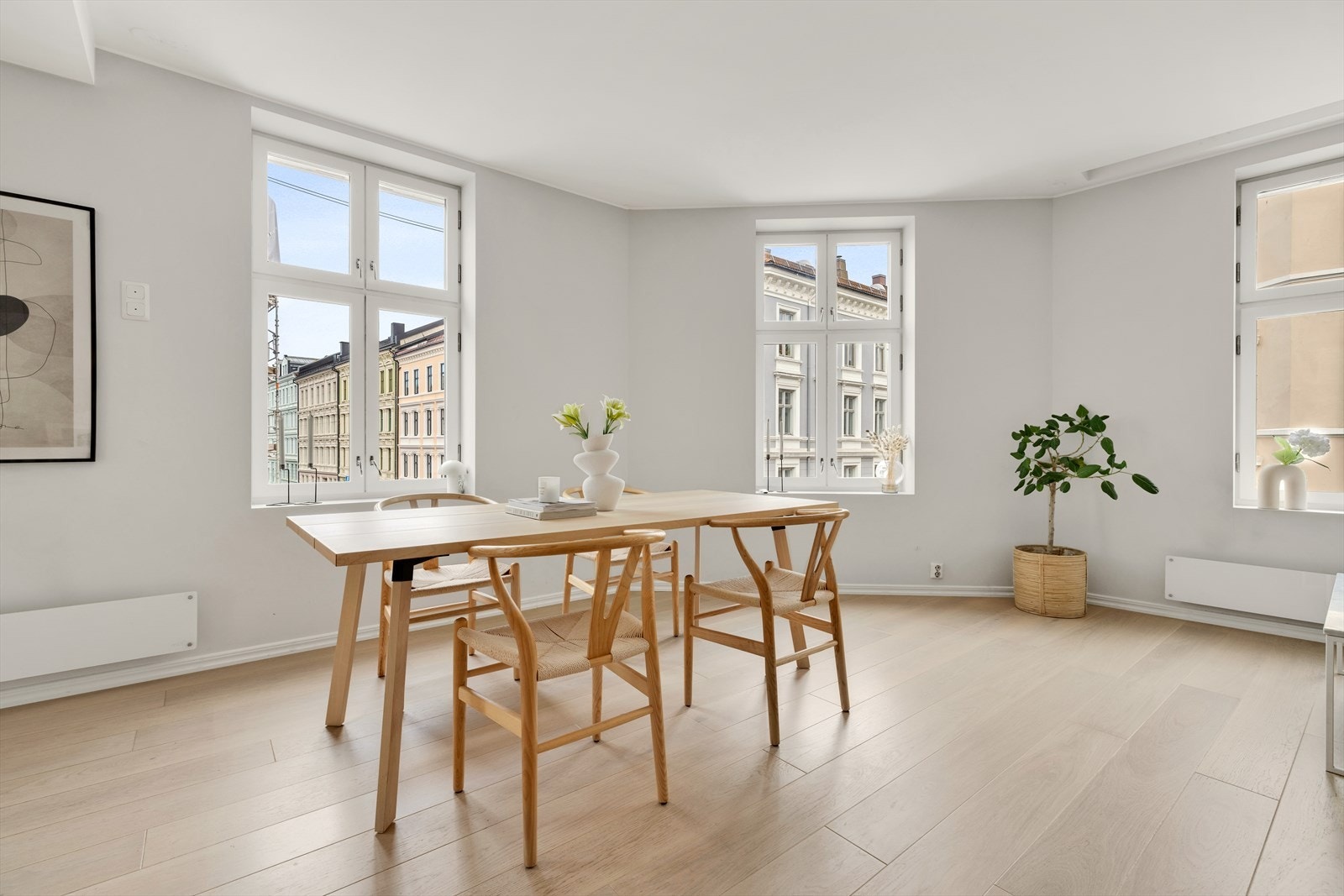 Det første som møter deg i stuen er de store vinduene som slipper inn godt med naturlig lys Galleribilde