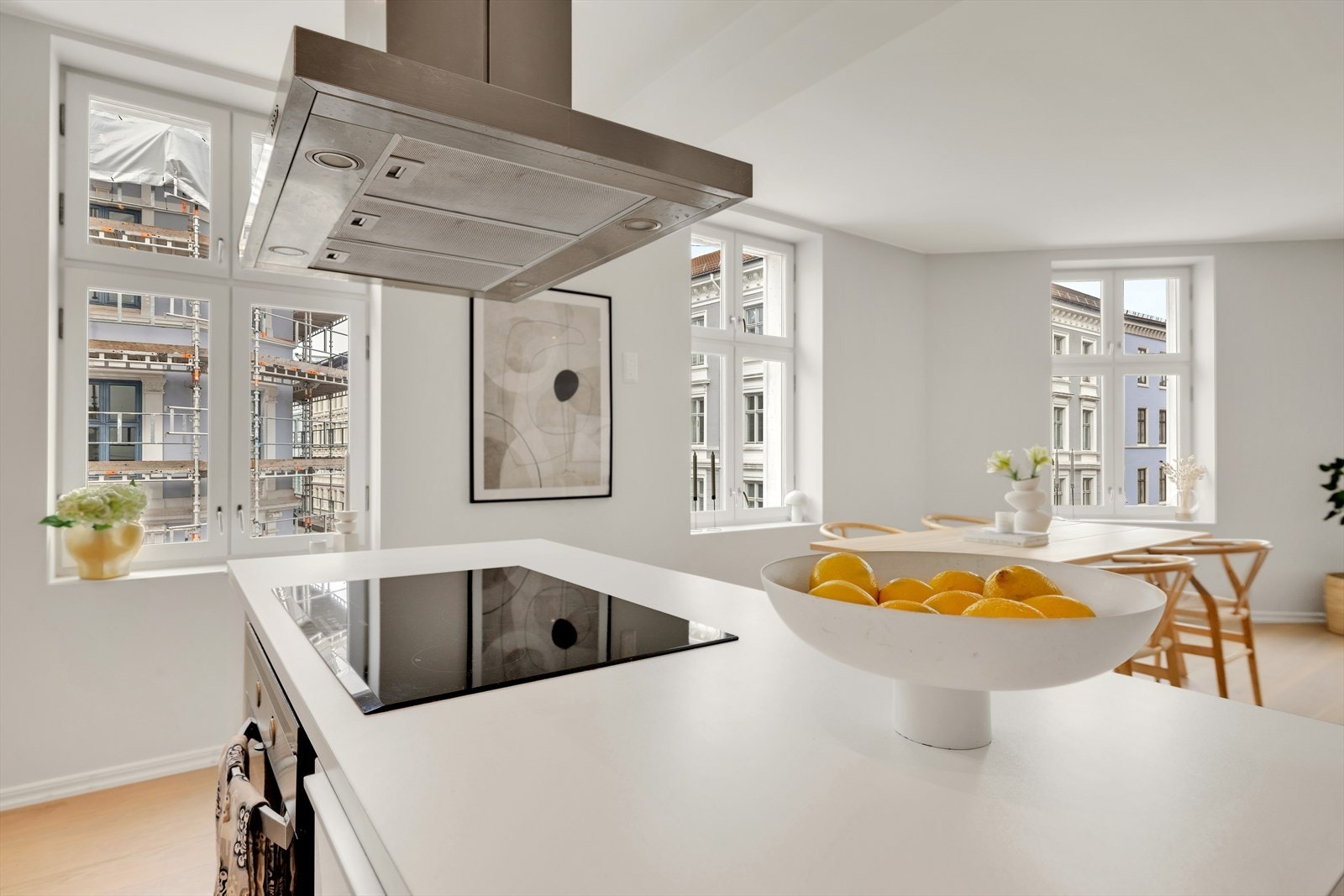 Fin tilknytning mellom kjøkkenet og spisebordet, her kan du ha alle dine venner over på middag Galleribilde