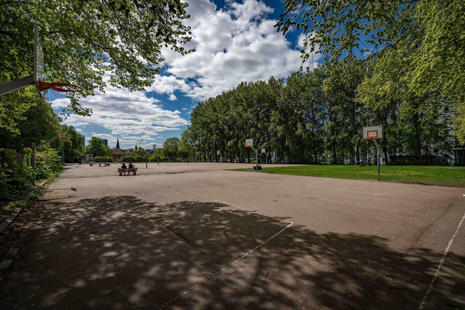 Rett rundt hjørne finner du Kubaparken baskettballbane Galleribilde