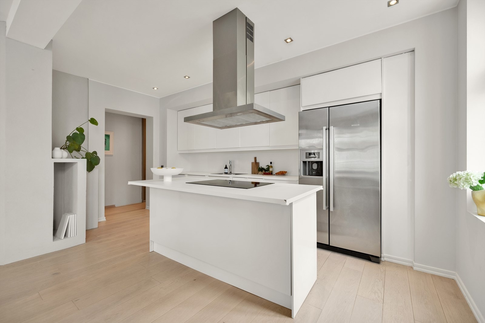 Her er det godt med lagringsplass i kjøkkenets mange skap samt god plass til tilberedning av flotte måltider. Galleribilde