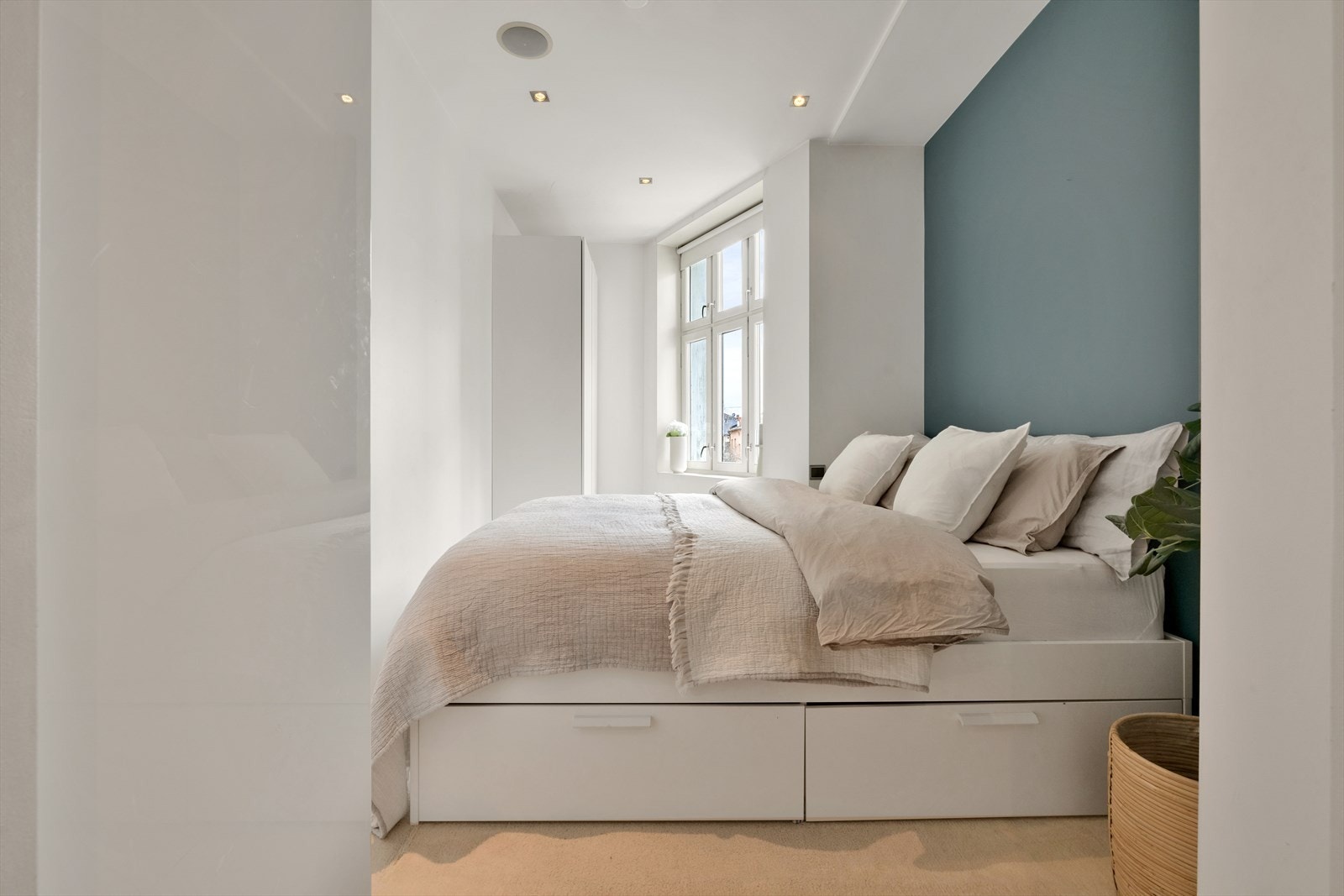 Romslig hovedsoverom med god plass til dobbeltseng, tilhørende nattbord og oppbevaring Galleribilde