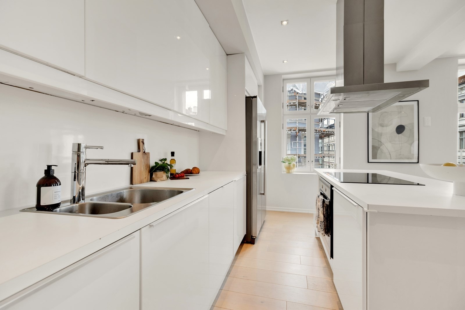 Kjøkkenet er velutstyrt med platetopp, kum med ettgreps blandebatteri, ventilator, kjøl/fryseskap med vanndispenser, ovn og oppvaskmaskin. Galleribilde