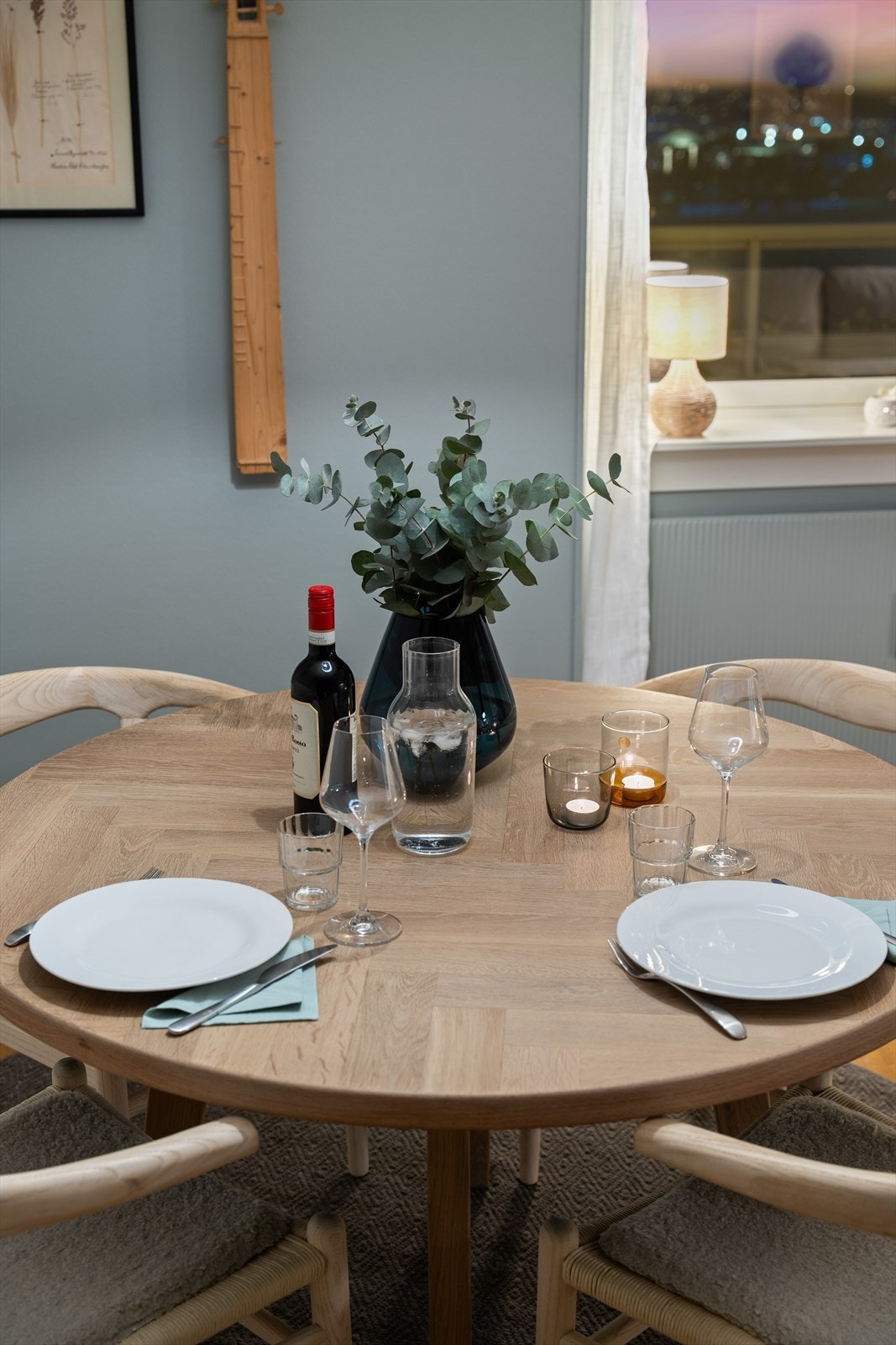 Inviter familie og venner på en hyggelig middag. Galleribilde