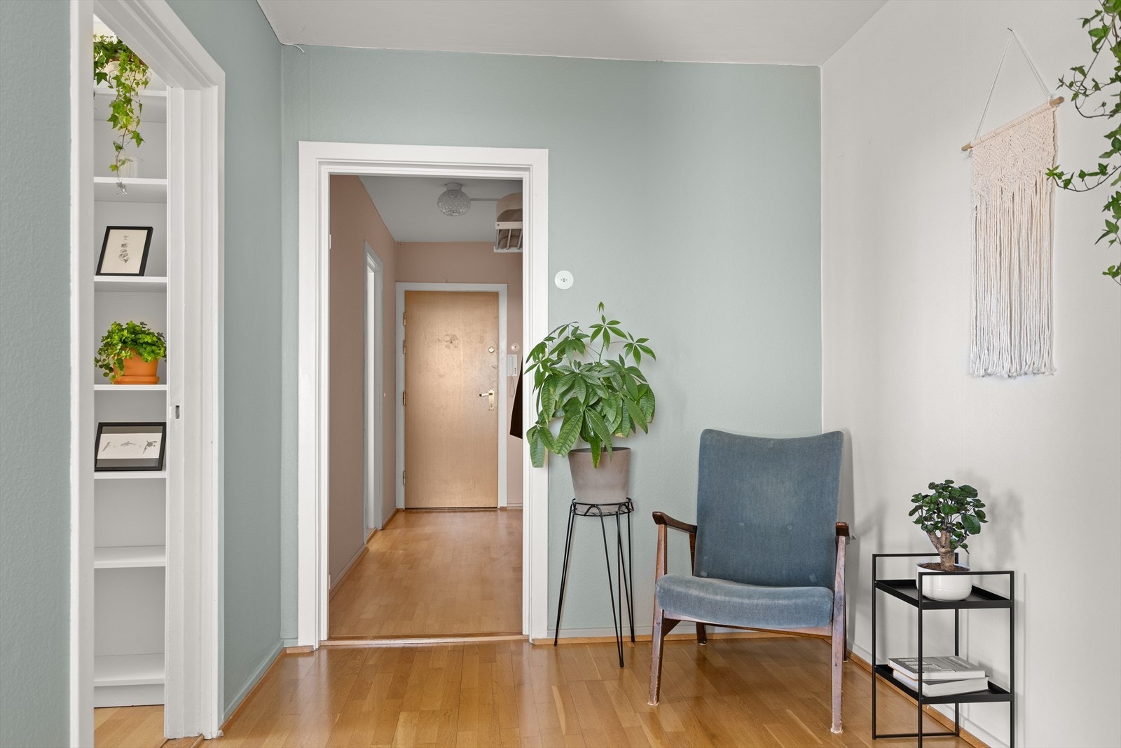Fin plass i stuen som gir mulighet til å ha en lesekrok eller kontorplass. Galleribilde