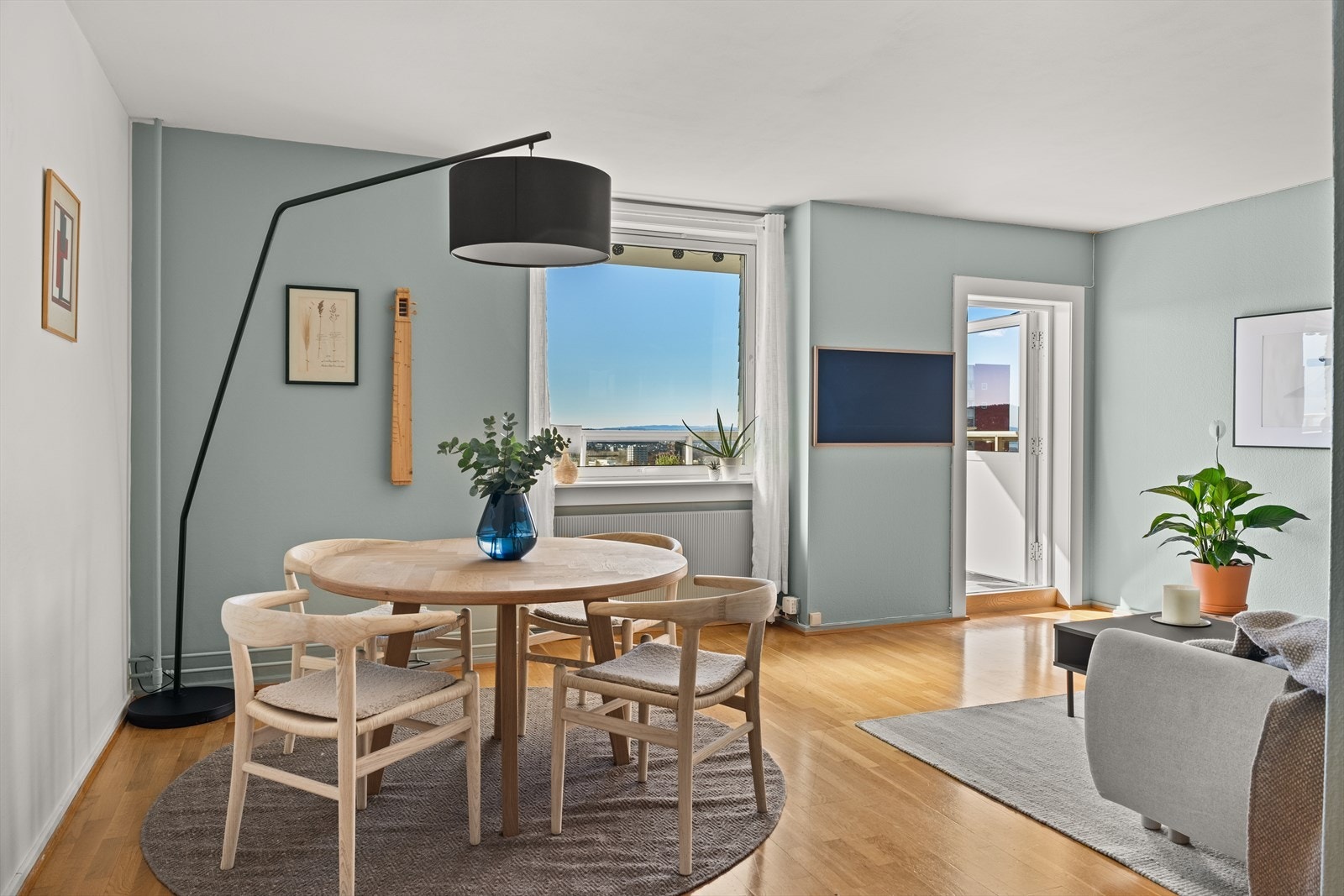 Luftig stue med flotte detaljer. Fra stuen har du utgang til boligens balkong. Bli med ut! Galleribilde