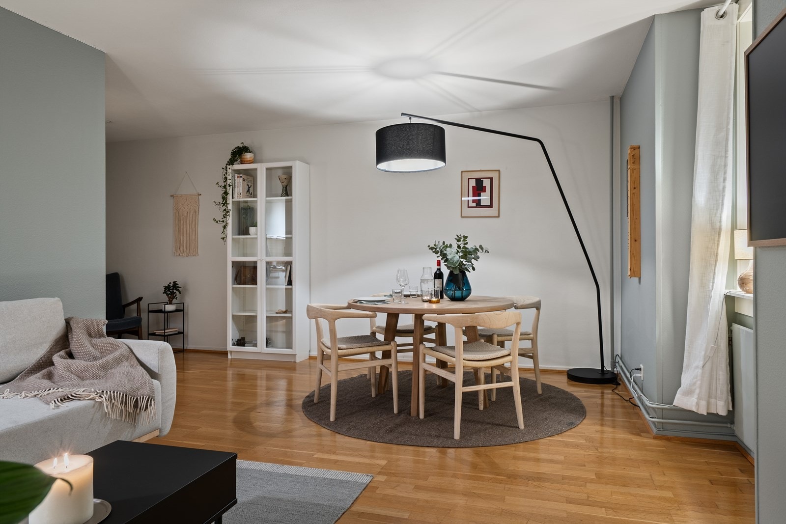 Her kan en enkelt innrede med en større spisegruppe ved behov, som gir plass til hele storfamilien eller gode venners lag. Galleribilde