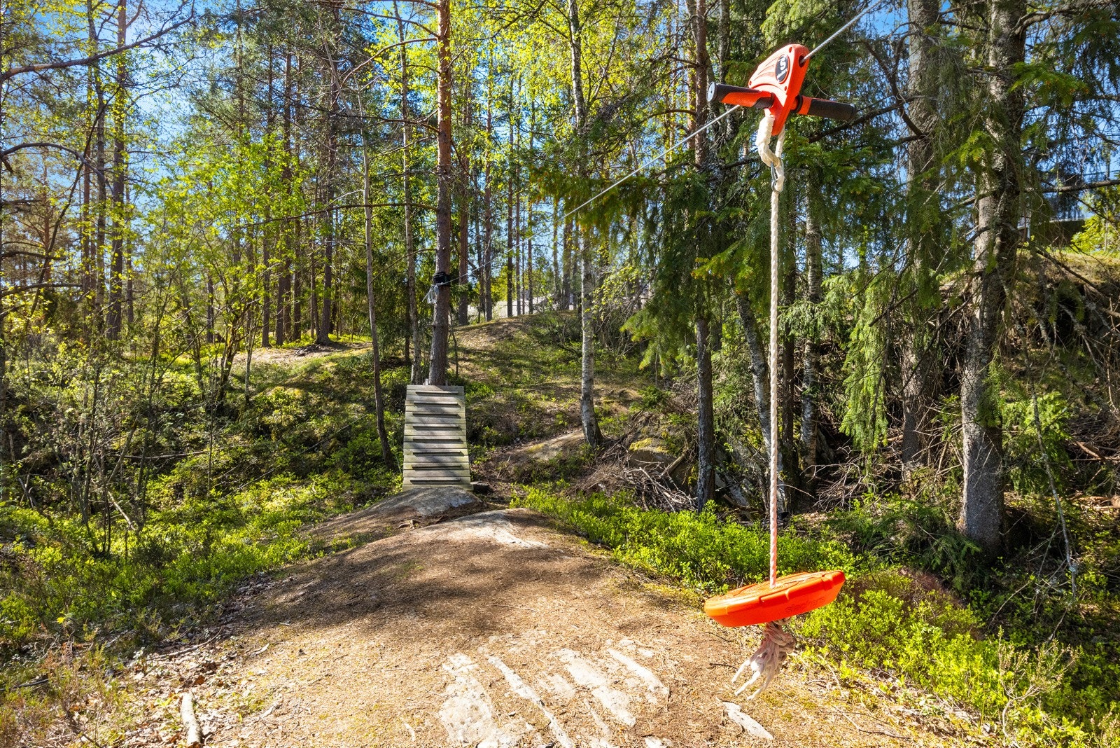 Zip-line og lekearealer rett bak hagen. Galleribilde
