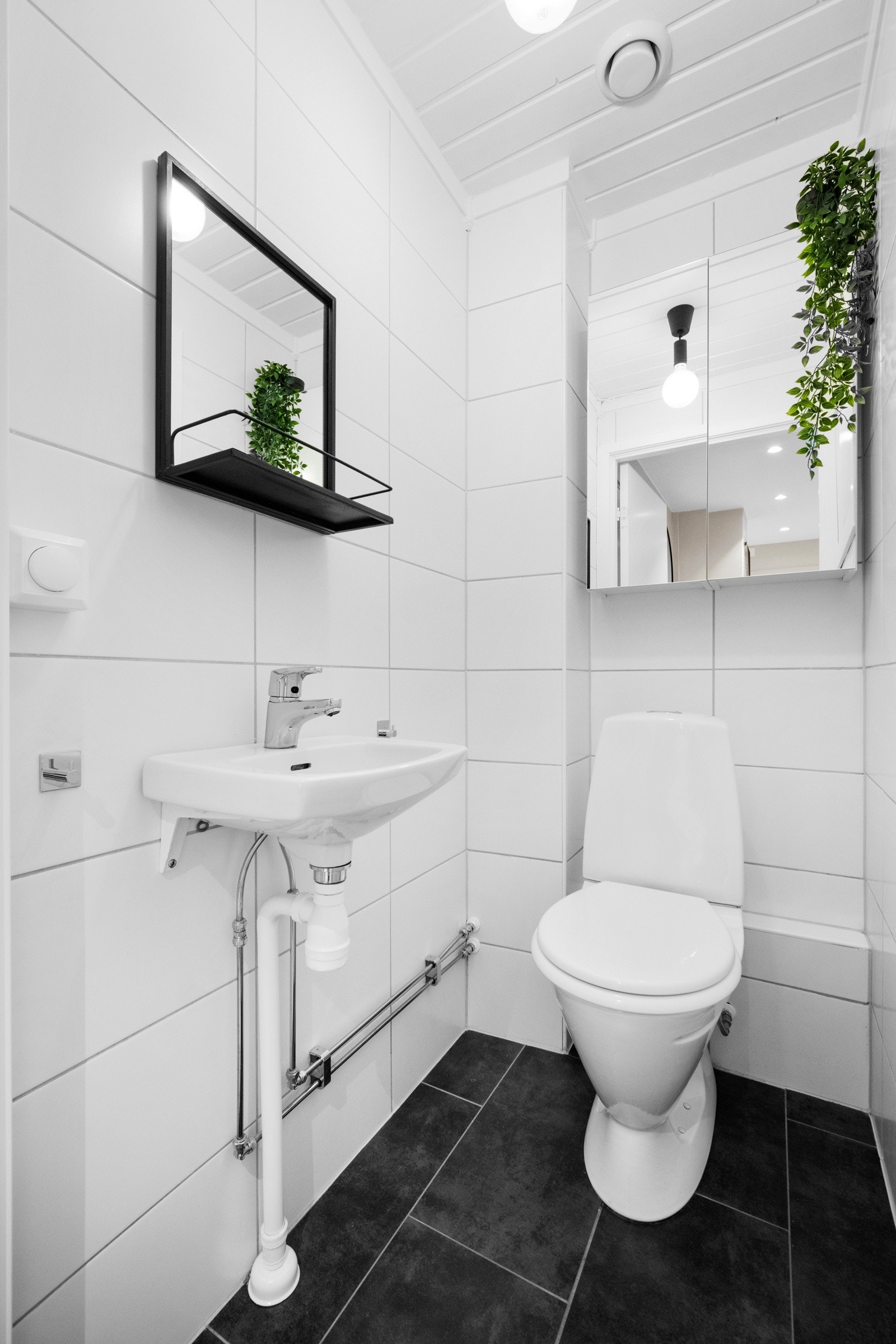 Praktisk og separat toalettrom/wc ved siden av badet. Galleribilde
