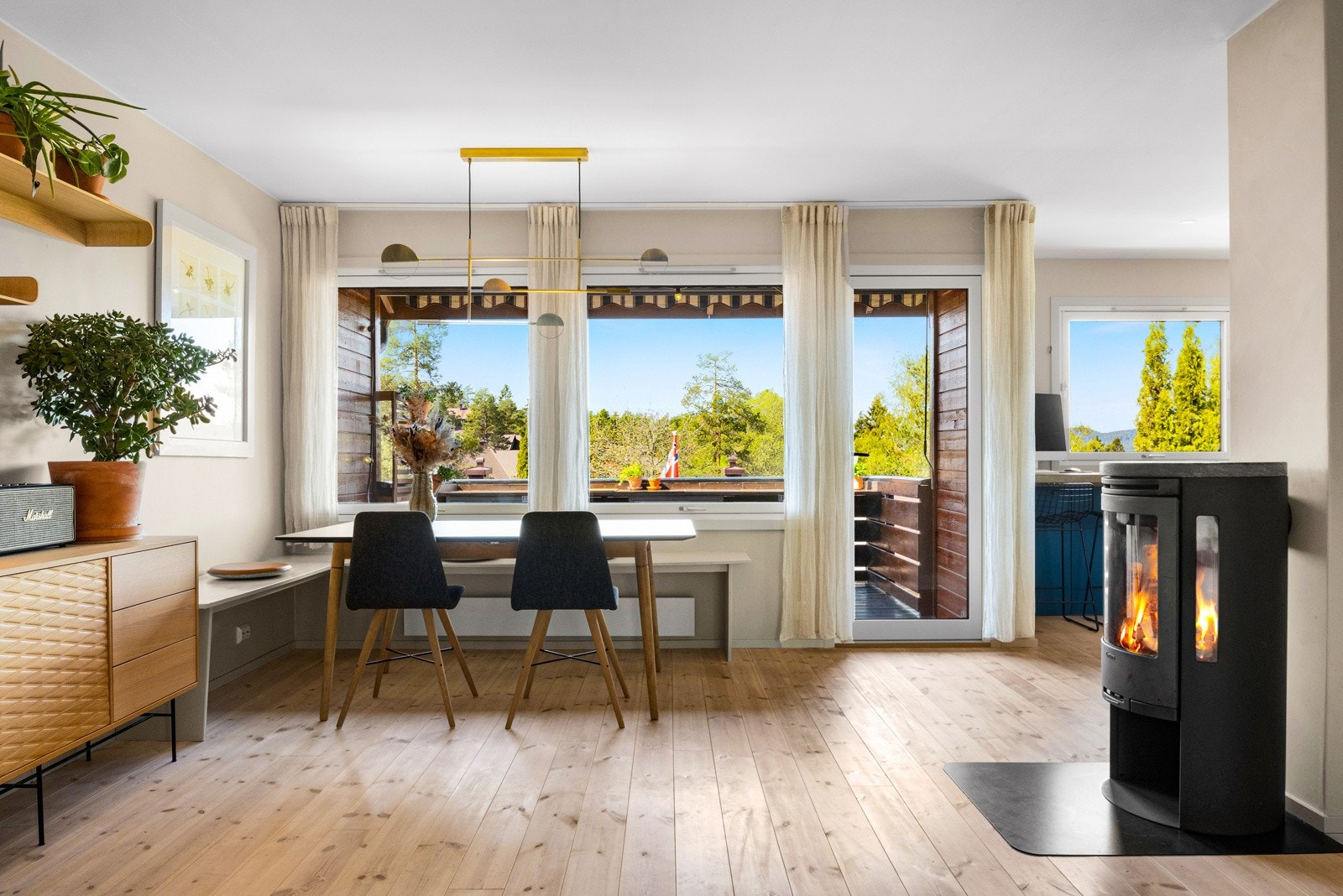 I stuen er det en hyggelig og moderne peisovn som bidrar til hygge og en ellers god og energieffektiv oppvarming av boligen. Galleribilde