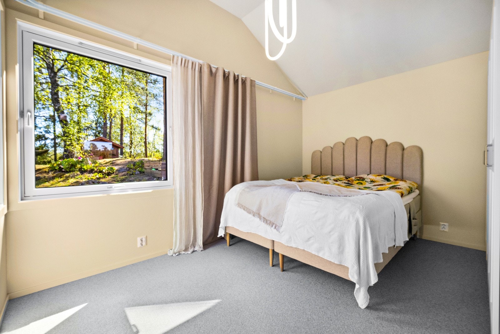 Hovedetasjen har to gode soverom med plass til garderobeløsning. Galleribilde