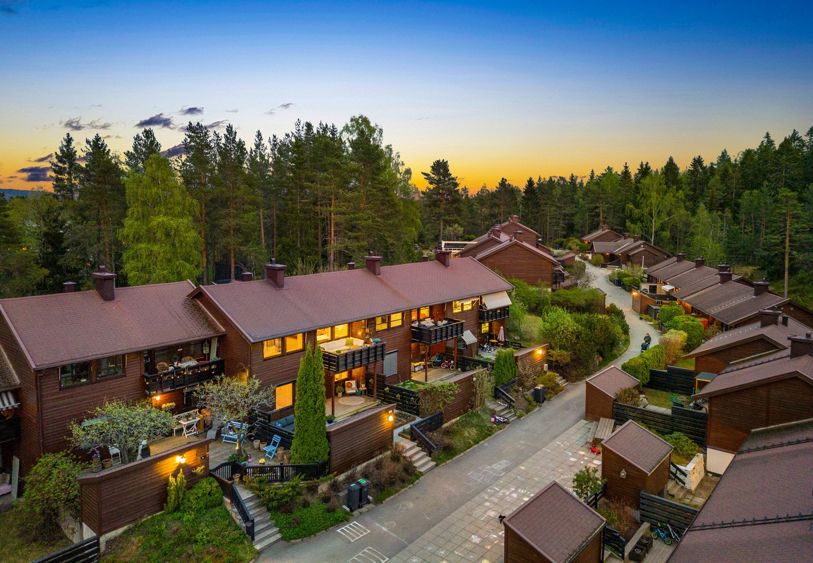 Stille og idyllisk beliggende i et veletablert og populært boligområde på Ellingsrud Vest. Galleribilde