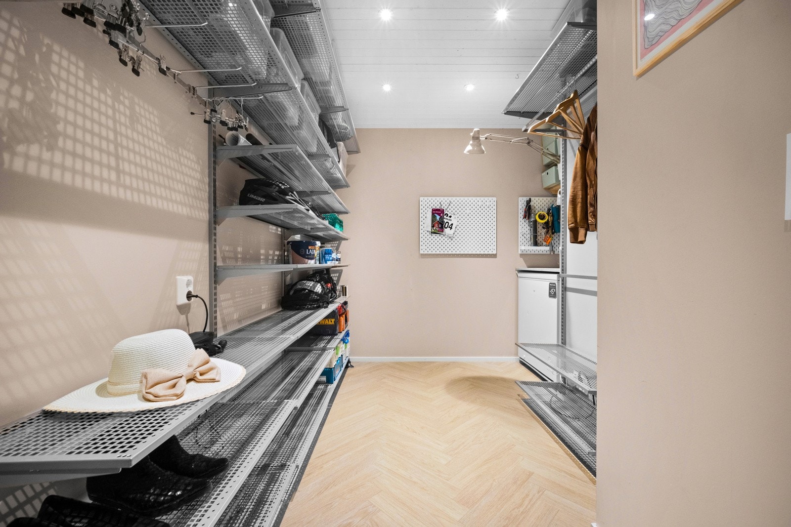 I tilknytning hallen/allrommet er adkomst inn til en romslig bod for lagring og oppbevaring av yttertøy og sko. Galleribilde