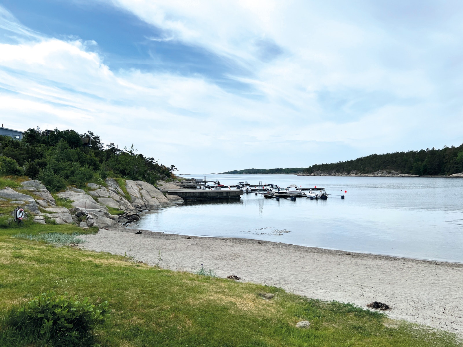 Campingen har egen sandstrand Galleribilde