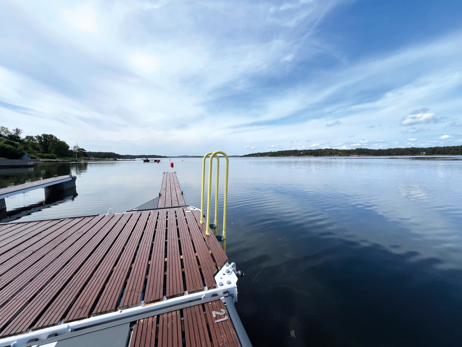 På brygga er det egen badestige som benyttes til både morgen, ettermiddag og kveldsbad Galleribilde