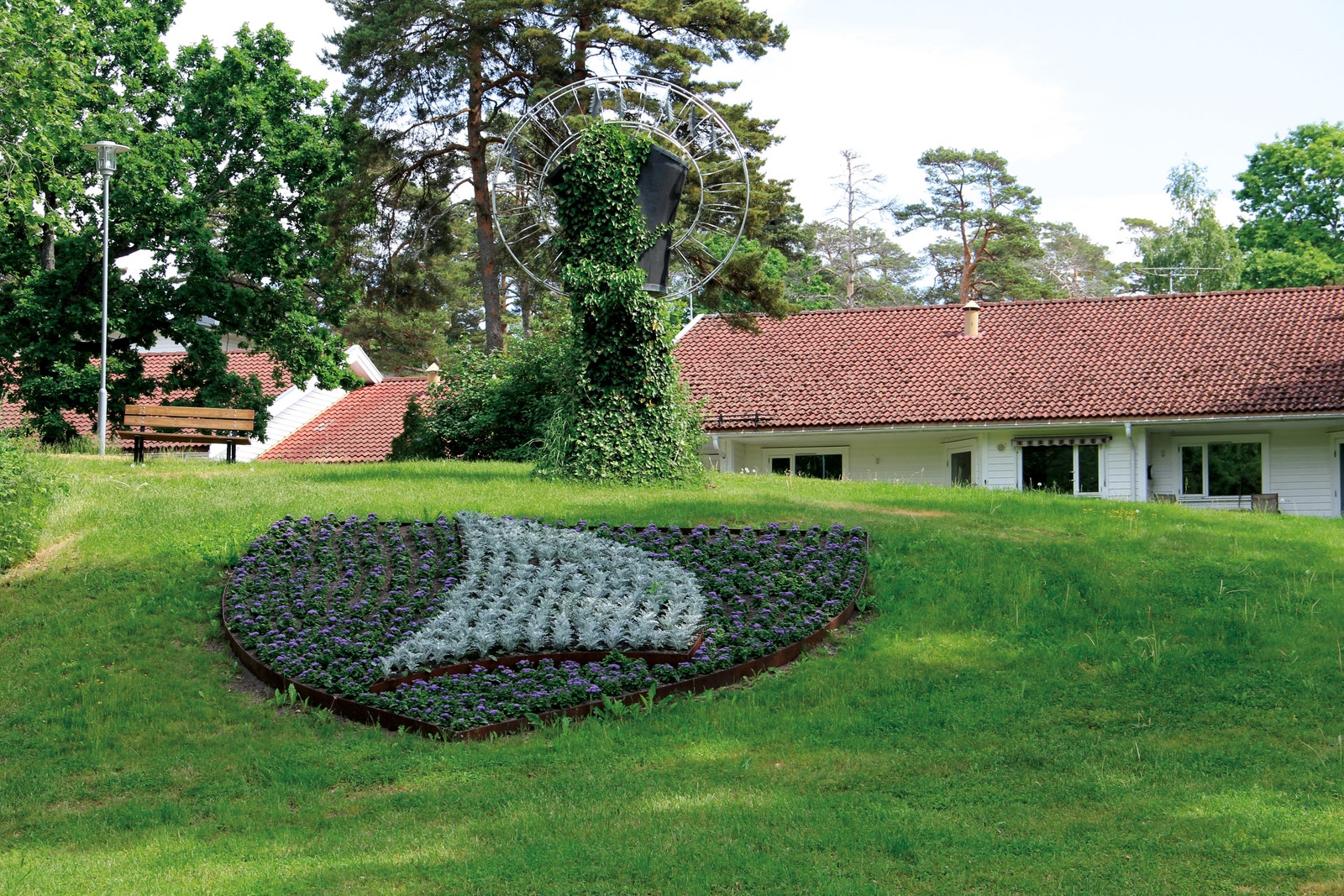 Tjøme var tidligere en egen kommune før man i 2018 slo sammen Nøtterøy og Tjøme til Færder Kommune. Dette sikrer et bedre og mere effektivt tilbud til hele befolkningen på øyene Galleribilde